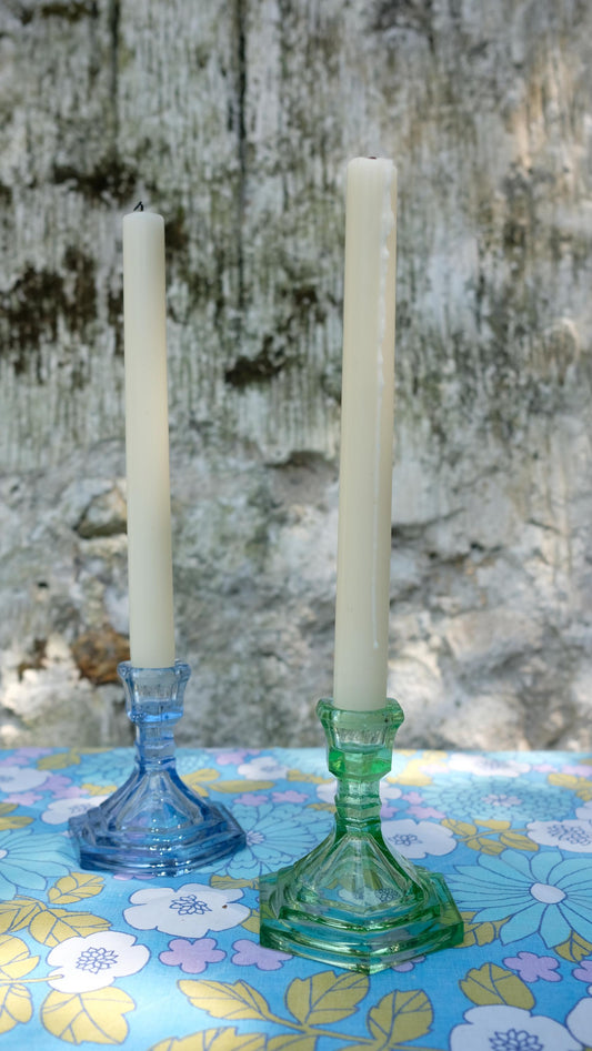 Bougeoirs en verre coloré