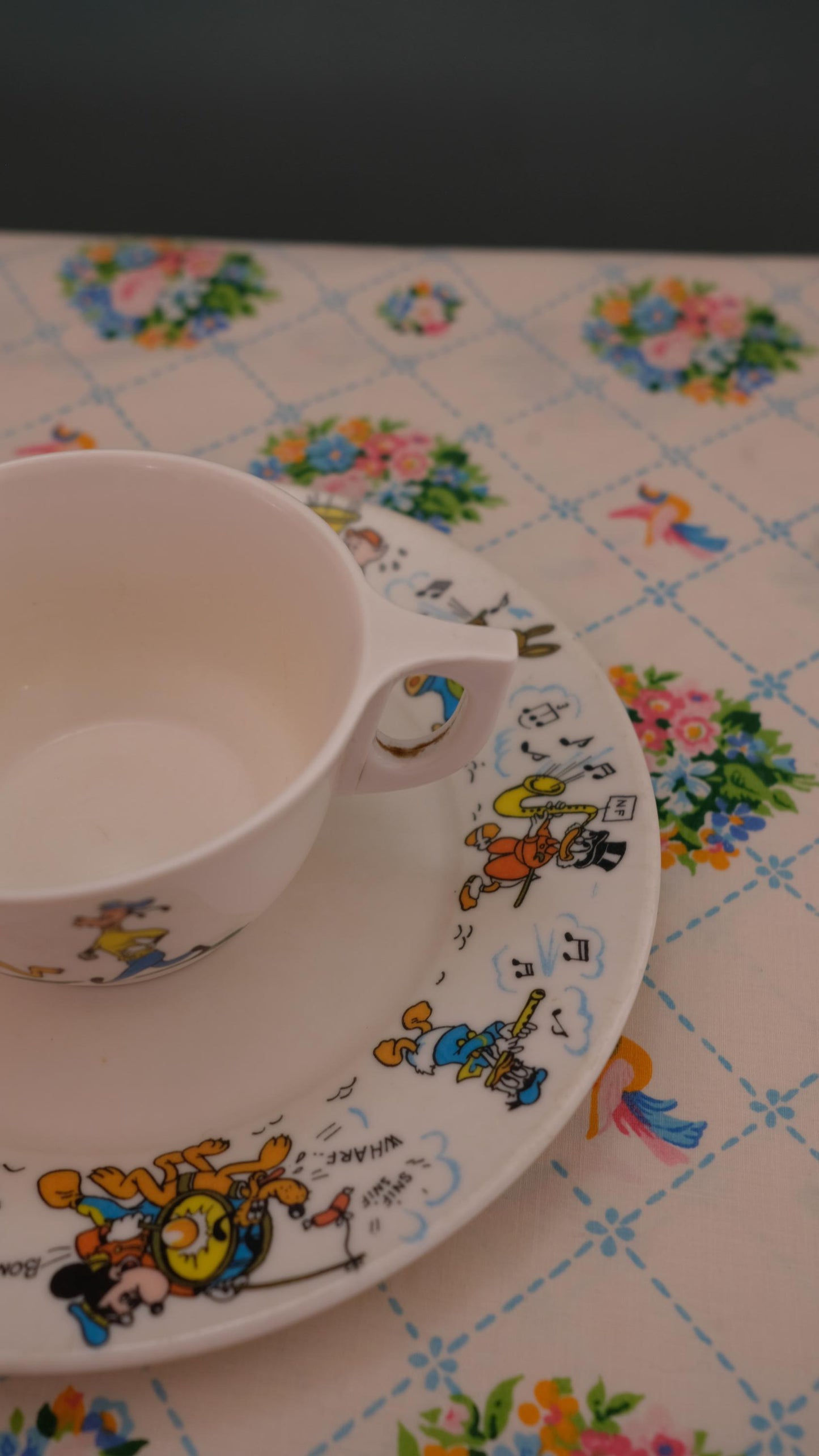 Lot assiette + tasse en mélaminé Disney vintage