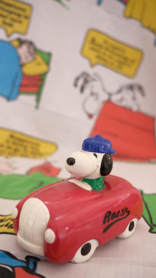 Tirelire Snoopy dans sa décapotable vintage