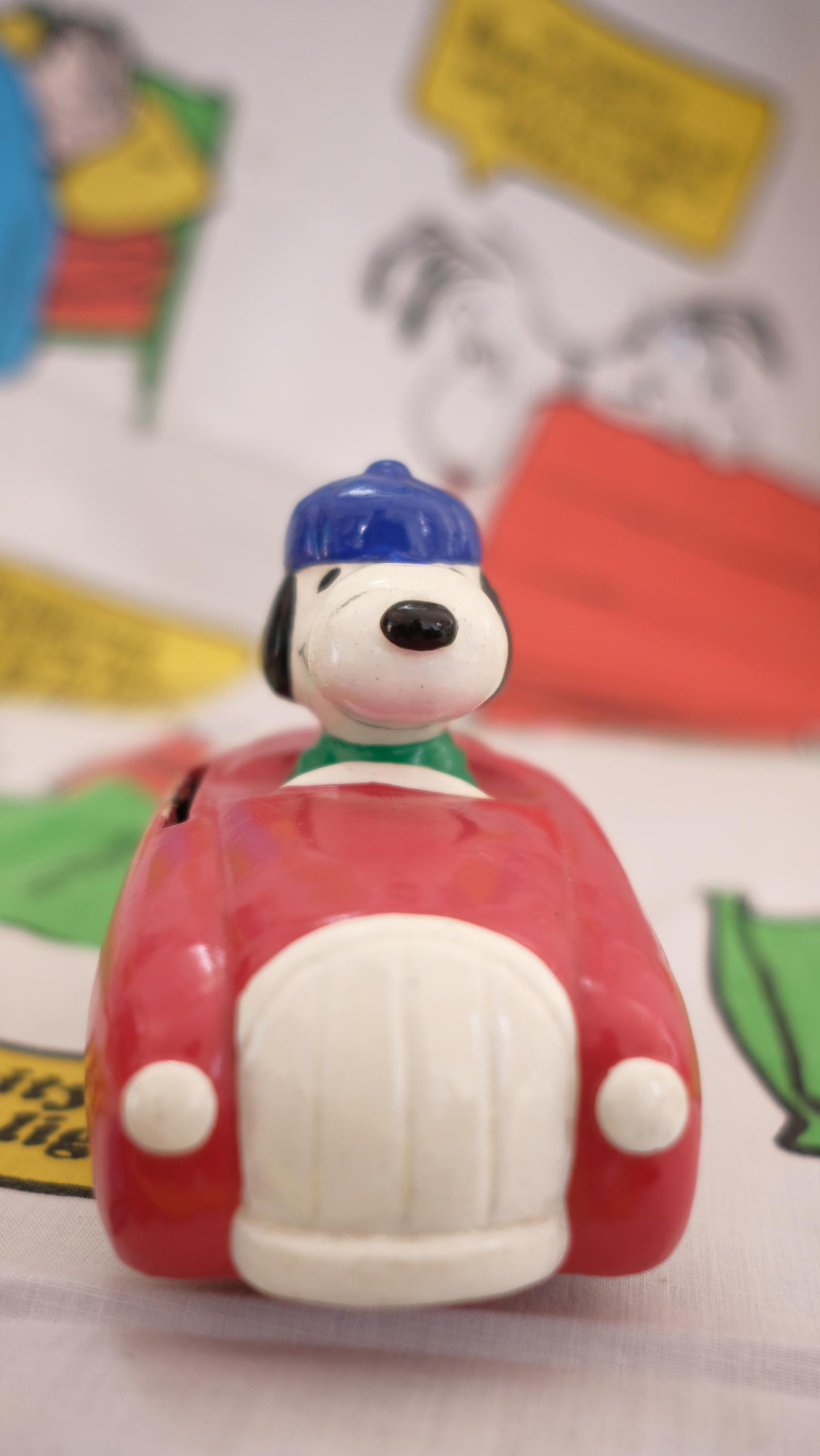 Tirelire Snoopy dans sa décapotable vintage