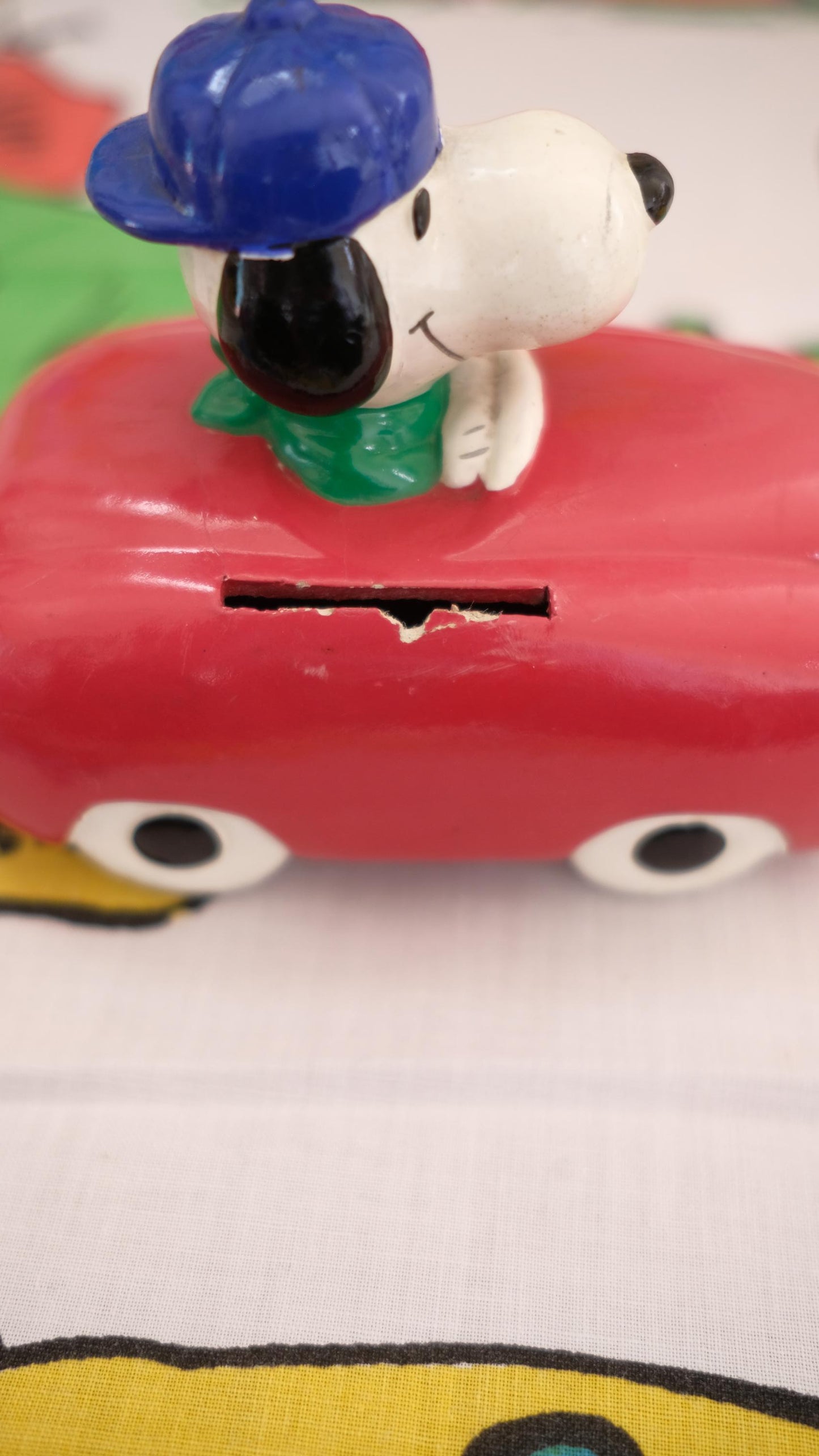 Tirelire Snoopy dans sa décapotable vintage