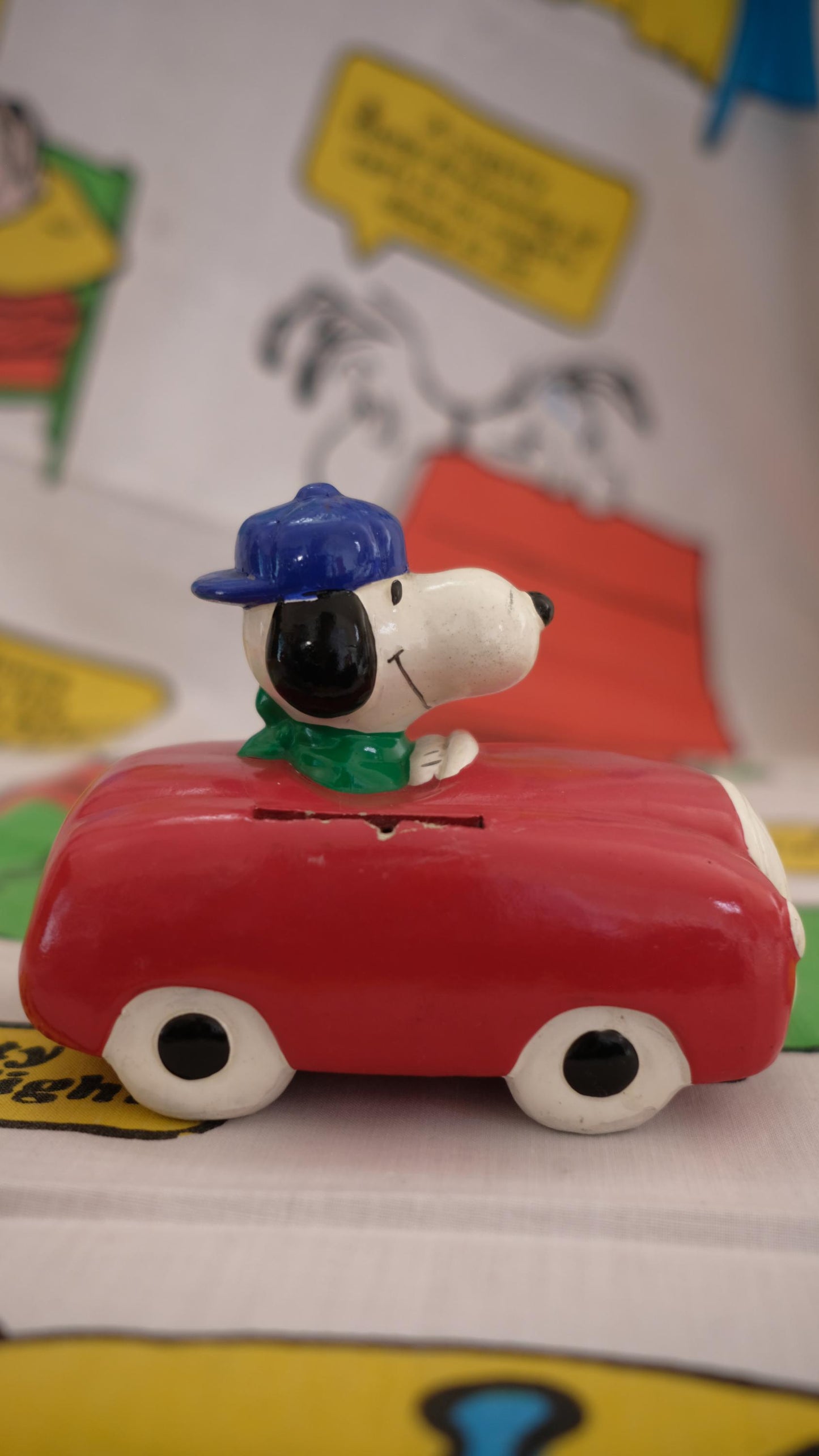 Tirelire Snoopy dans sa décapotable vintage