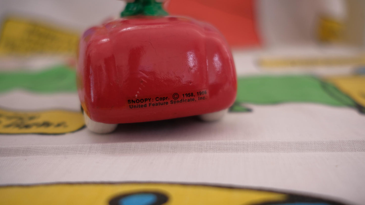Tirelire Snoopy dans sa décapotable vintage