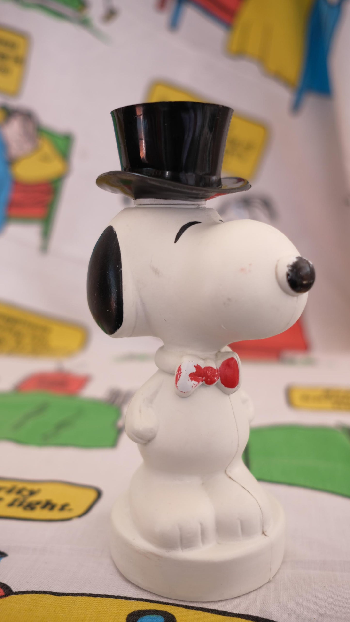 Bouteille de shampoing snoopy avec son haut de forme vintage