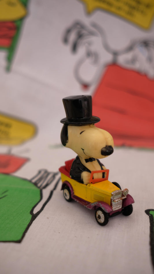 Petite voiture tuxedo Snoopy vintage par Aviva toys