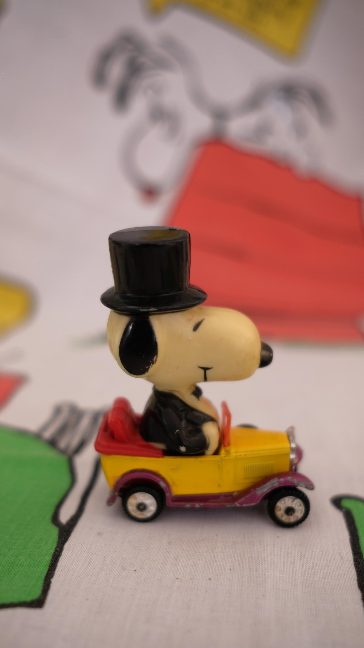Petite voiture tuxedo Snoopy vintage par Aviva toys