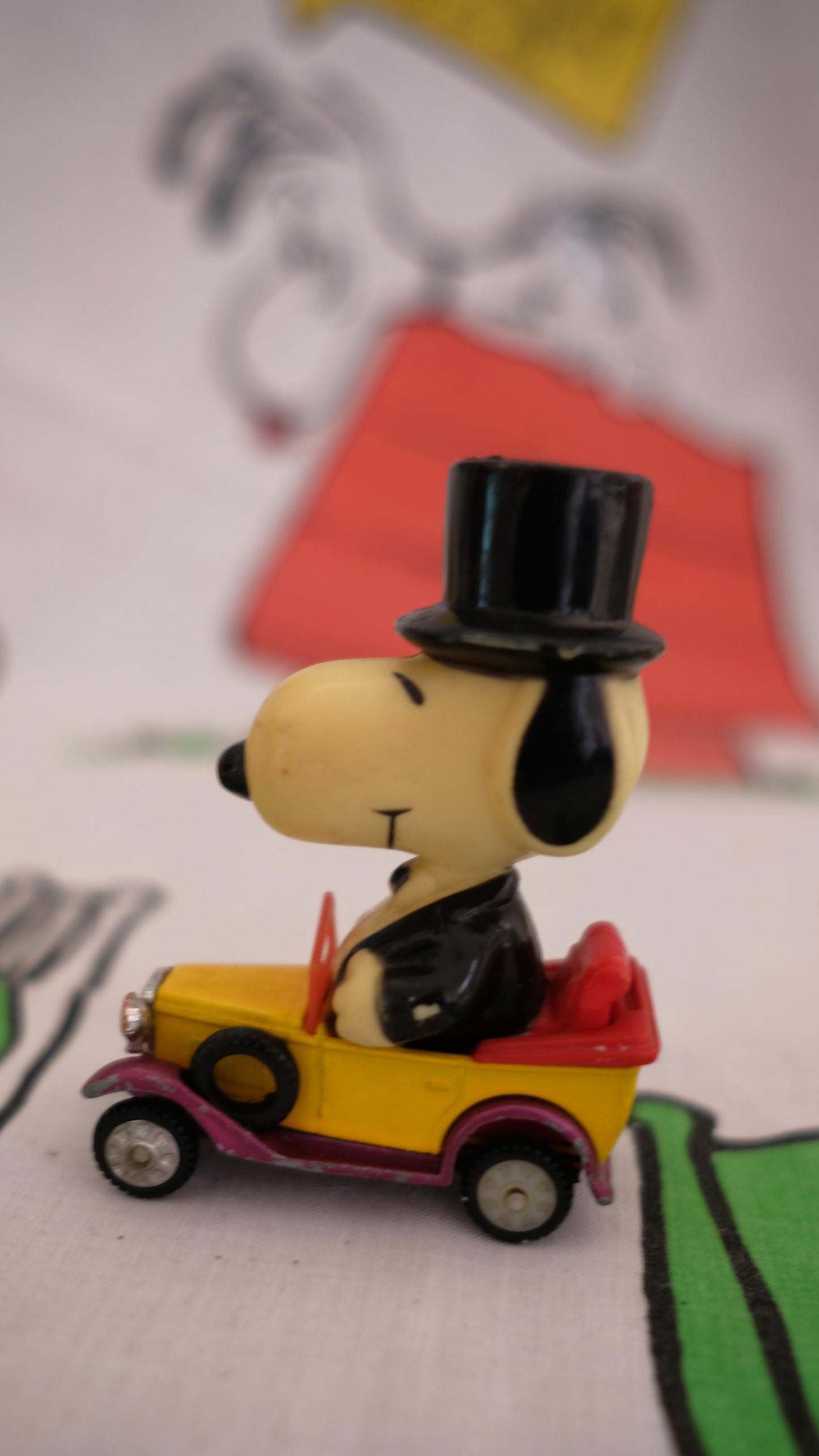 Petite voiture tuxedo Snoopy vintage par Aviva toys