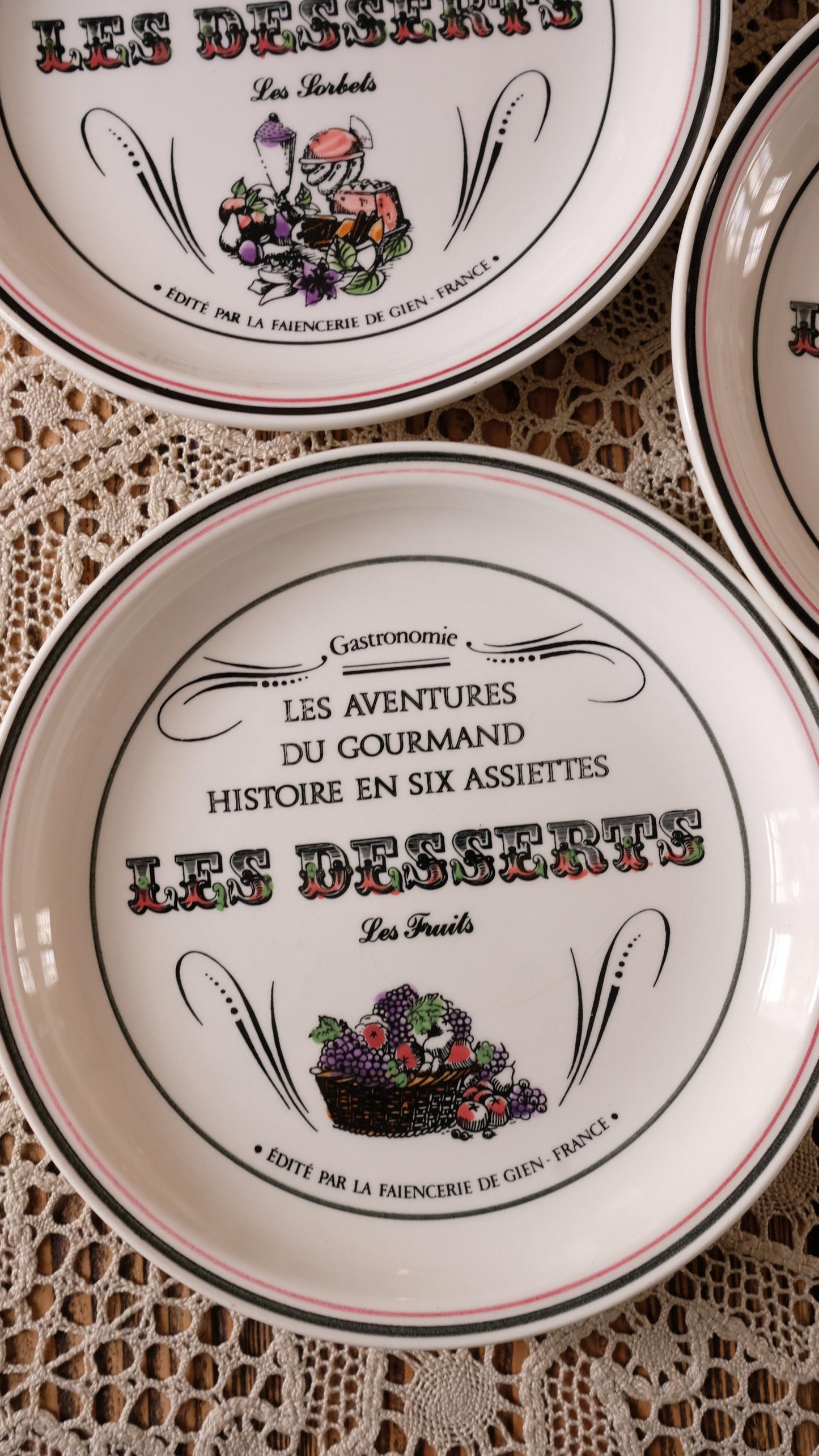 Ensemble de six assiettes à dessert Gien vintage "les aventures du gourmand"