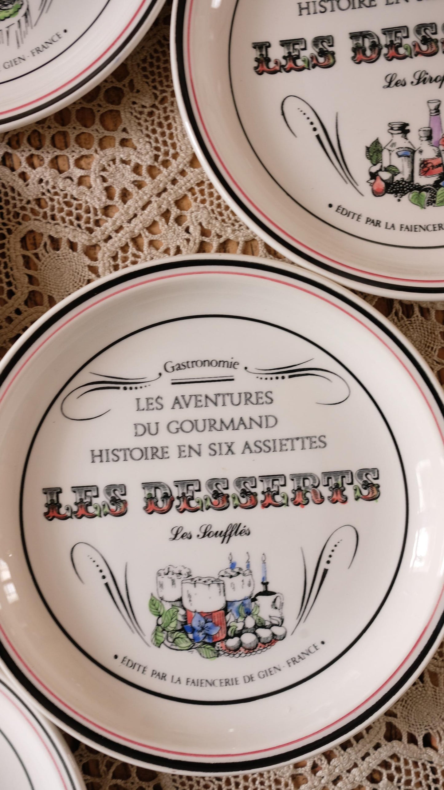 Ensemble de six assiettes à dessert Gien vintage "les aventures du gourmand"