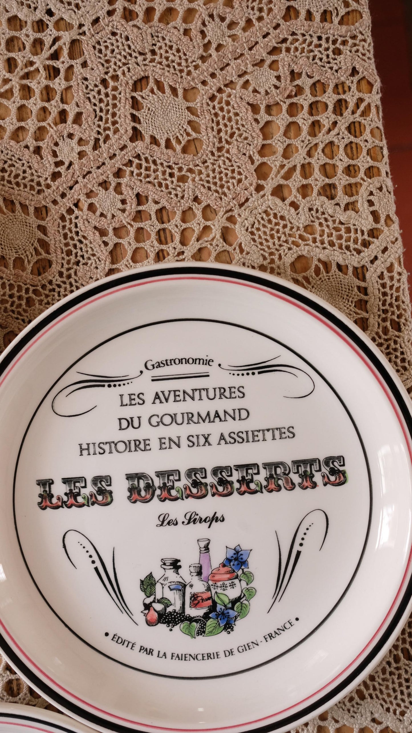 Ensemble de six assiettes à dessert Gien vintage "les aventures du gourmand"