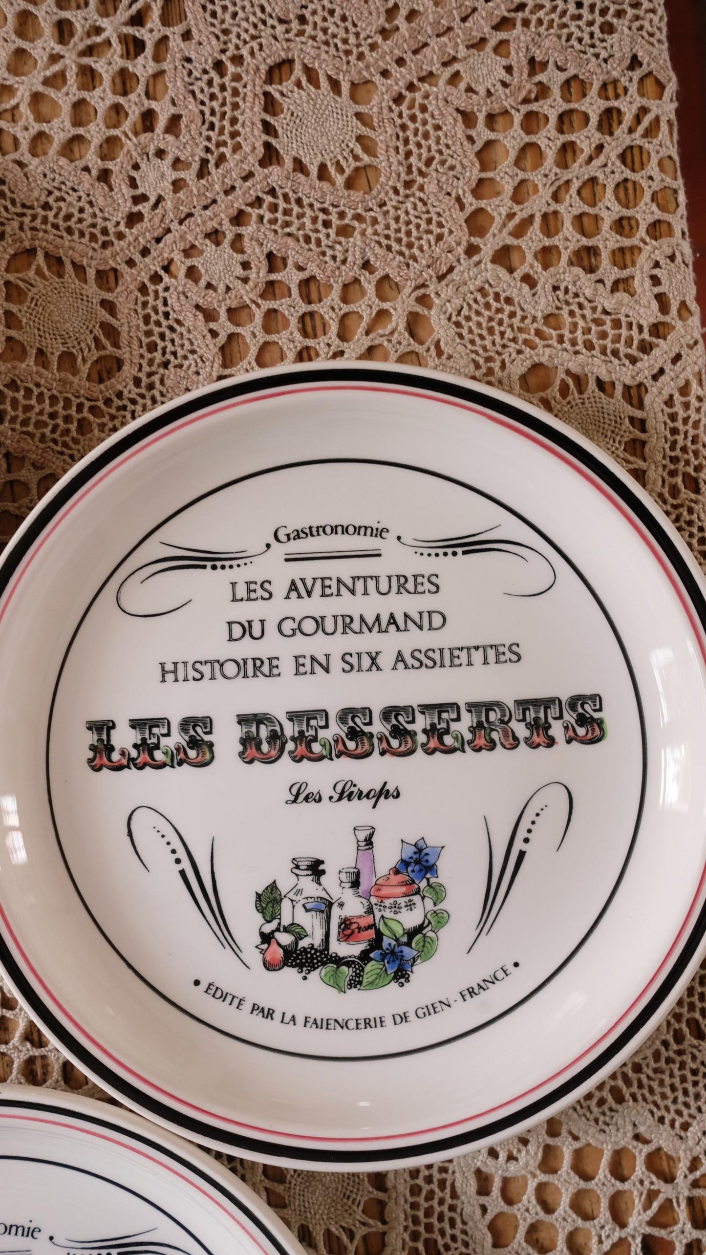 Ensemble de six assiettes à dessert Gien vintage "les aventures du gourmand"