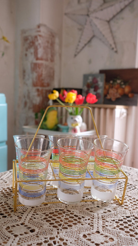 Lot de six verres vintage et leur panier en métal doré