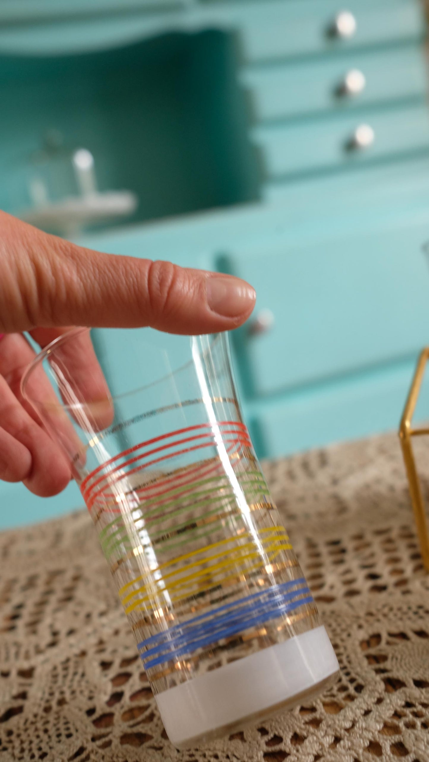Lot de six verres vintage et leur panier en métal doré