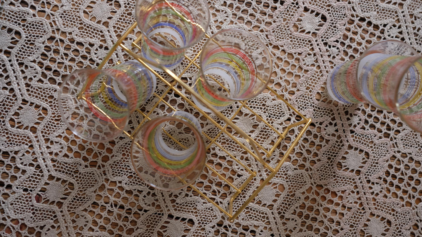 Lot de six verres vintage et leur panier en métal doré