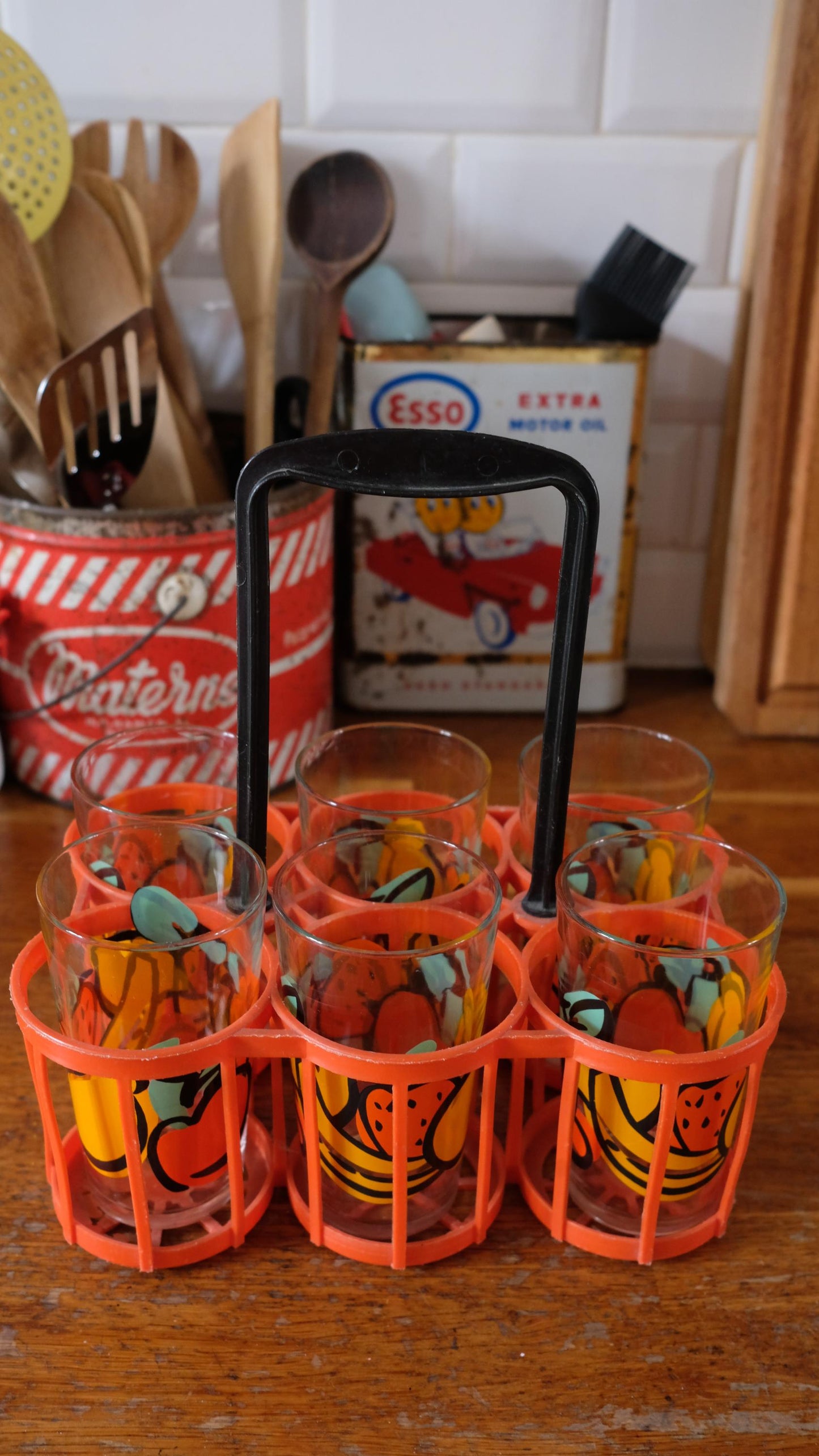 Ensemble de six verres vintage à motif fruits vendus dans un panier vintage en plastique