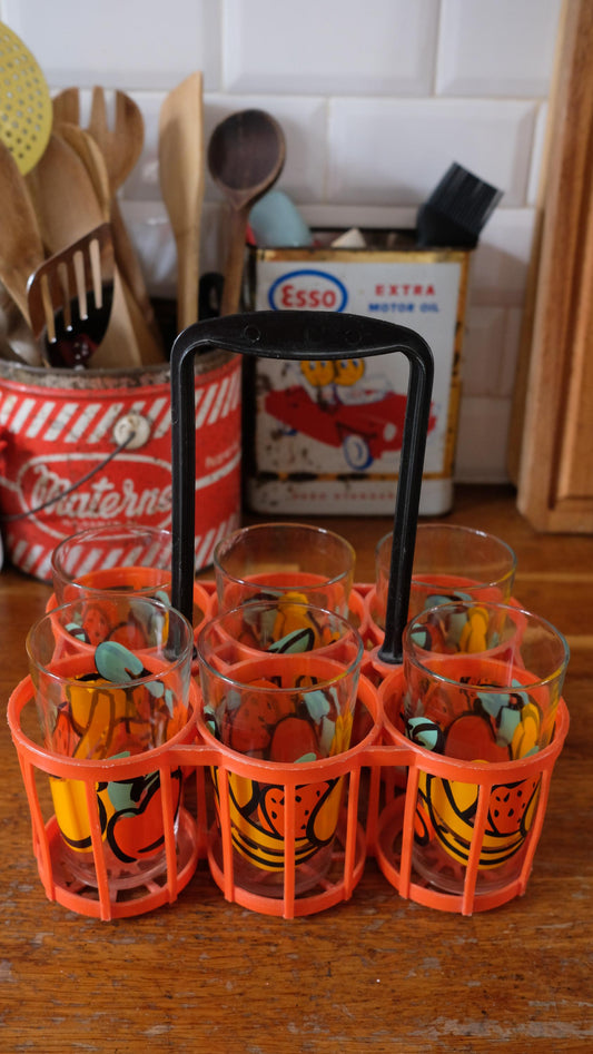 Ensemble de six verres vintage à motif fruits vendus dans un panier vintage en plastique