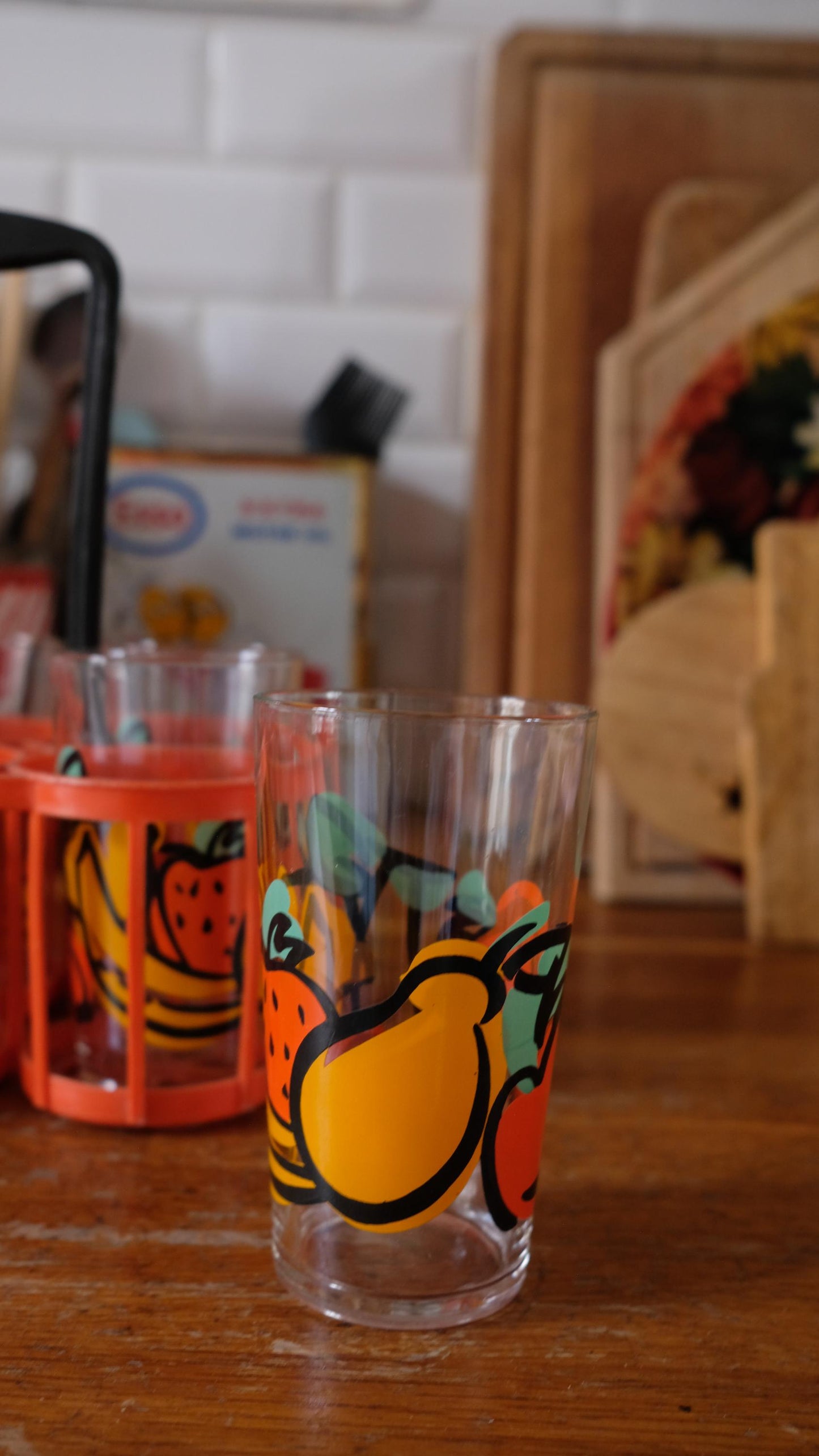 Ensemble de six verres vintage à motif fruits vendus dans un panier vintage en plastique