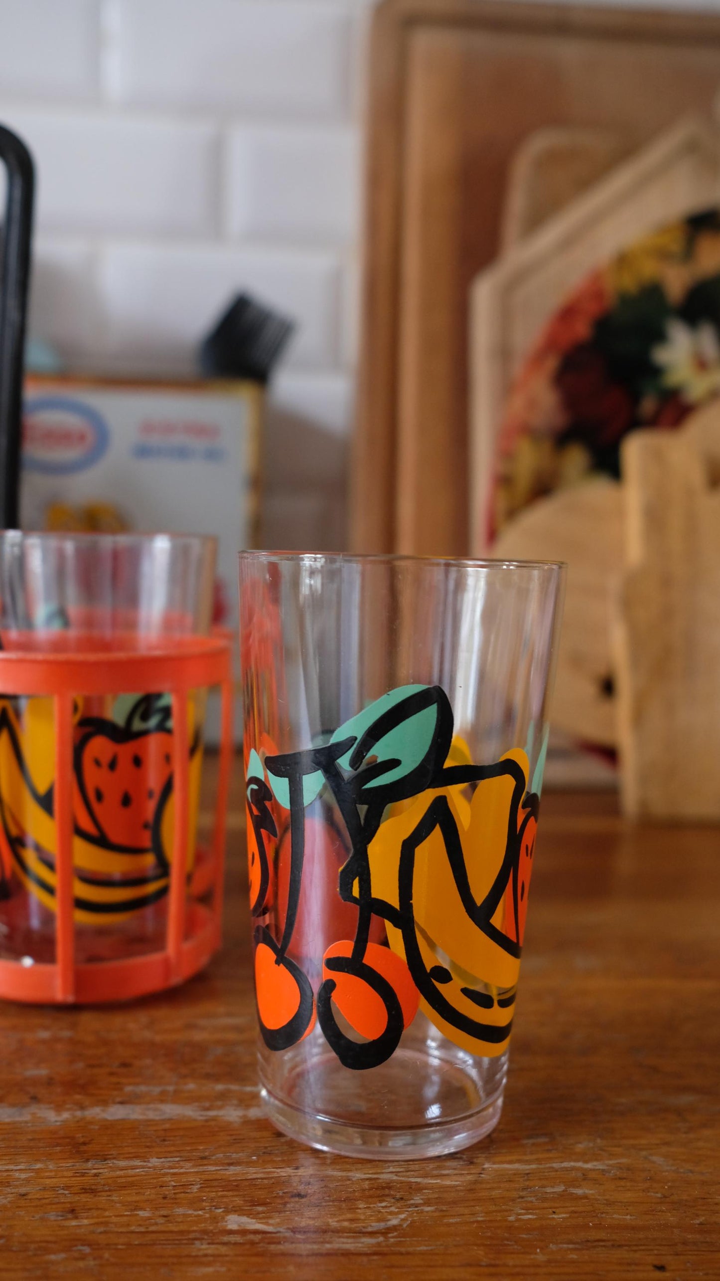 Ensemble de six verres vintage à motif fruits vendus dans un panier vintage en plastique