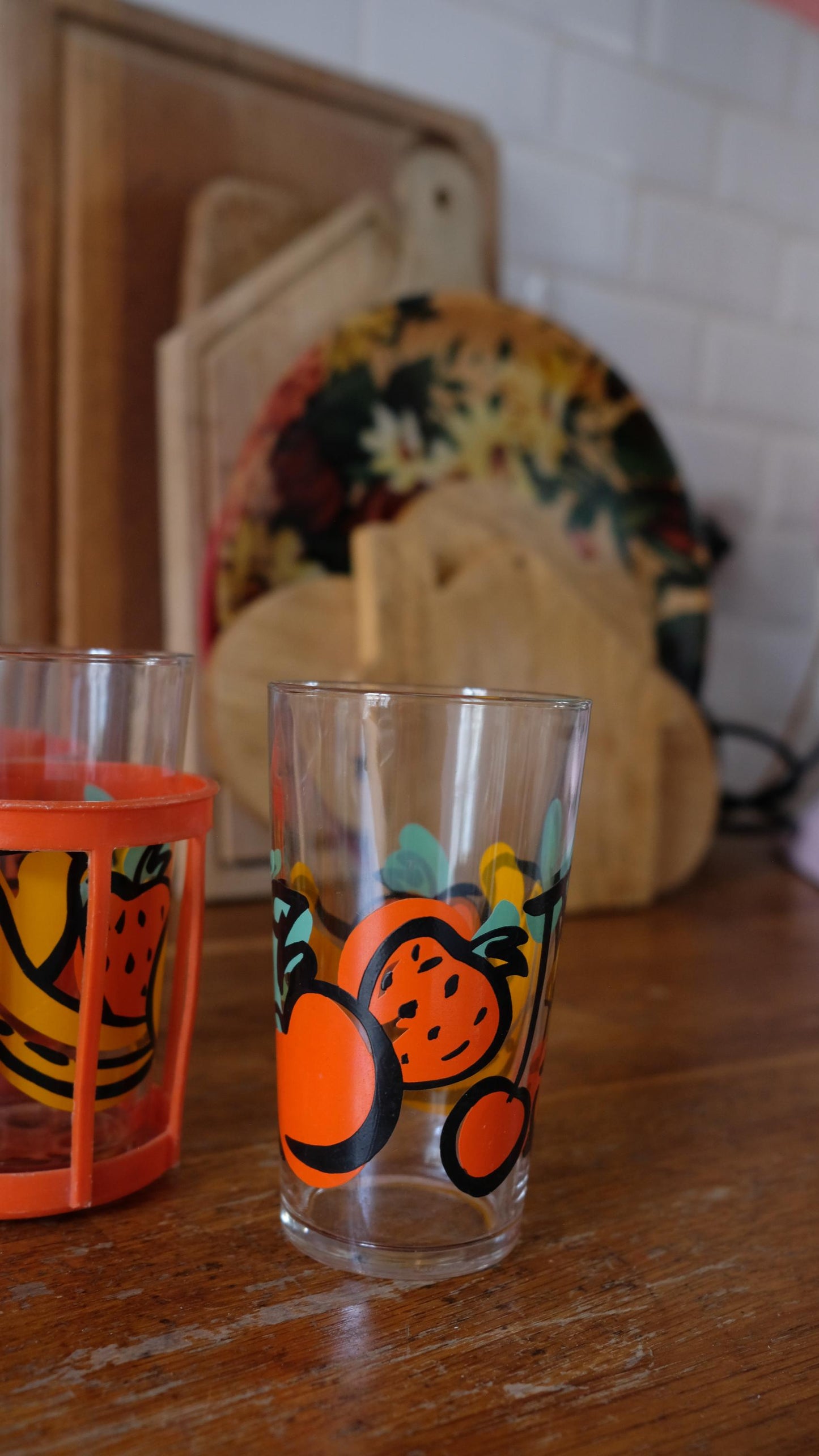 Ensemble de six verres vintage à motif fruits vendus dans un panier vintage en plastique