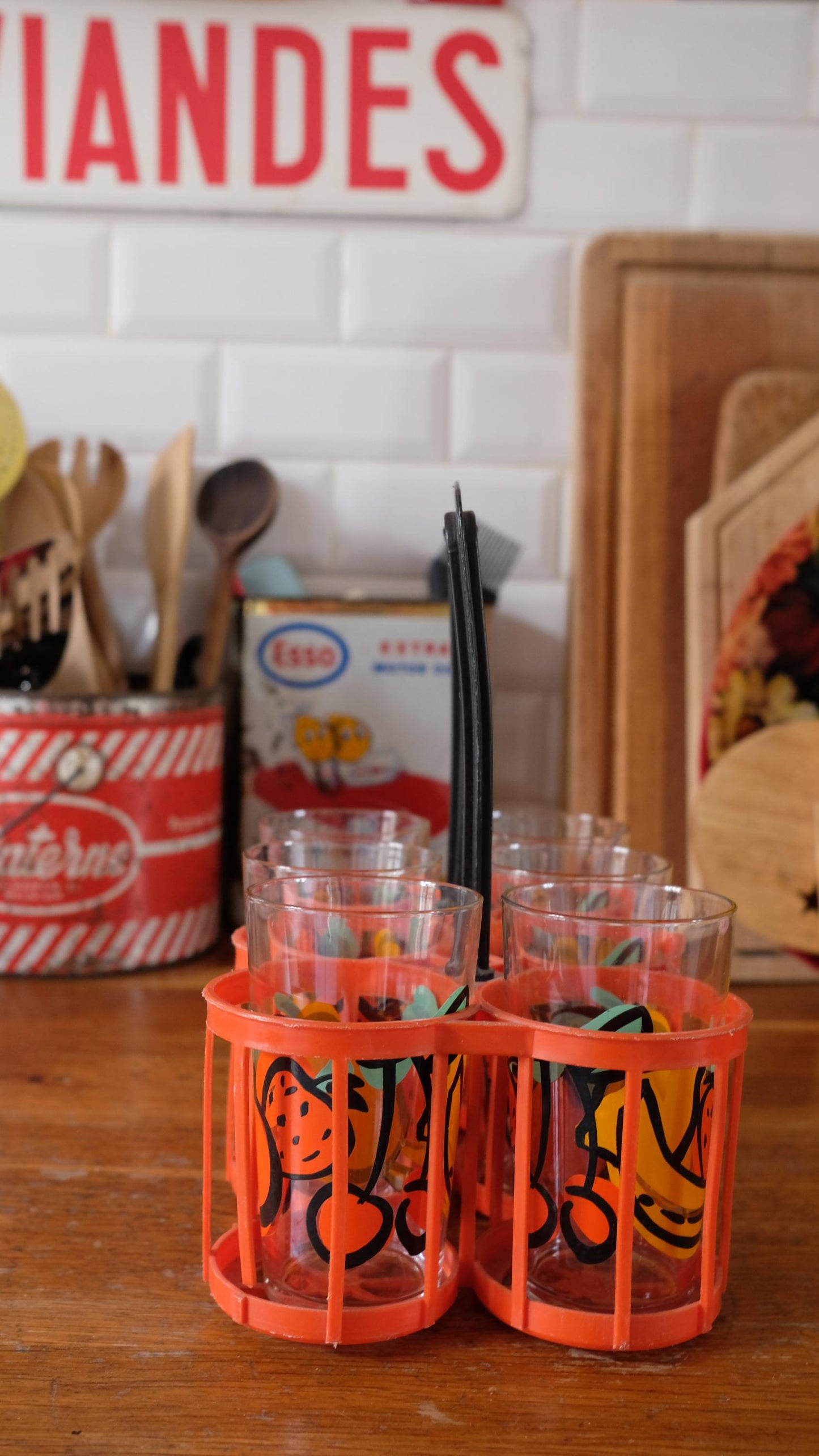 Ensemble de six verres vintage à motif fruits vendus dans un panier vintage en plastique