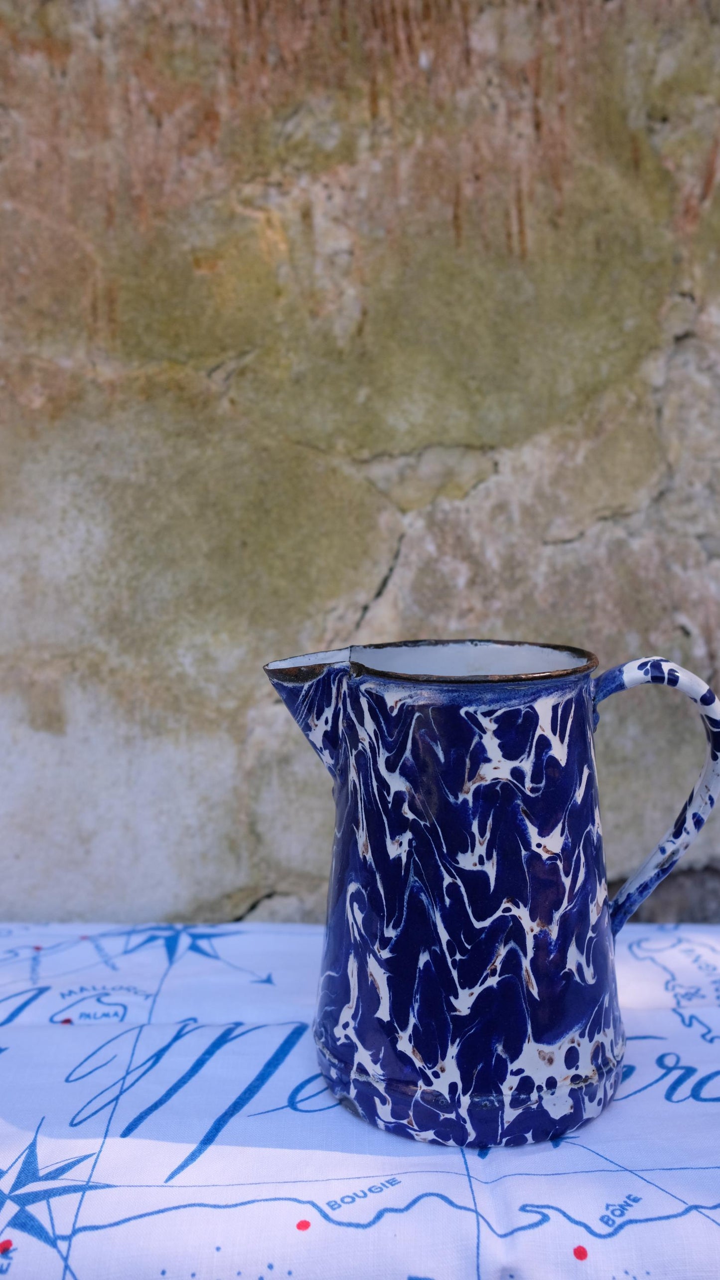 Pichet en tôle émaillée vintage motif marbré