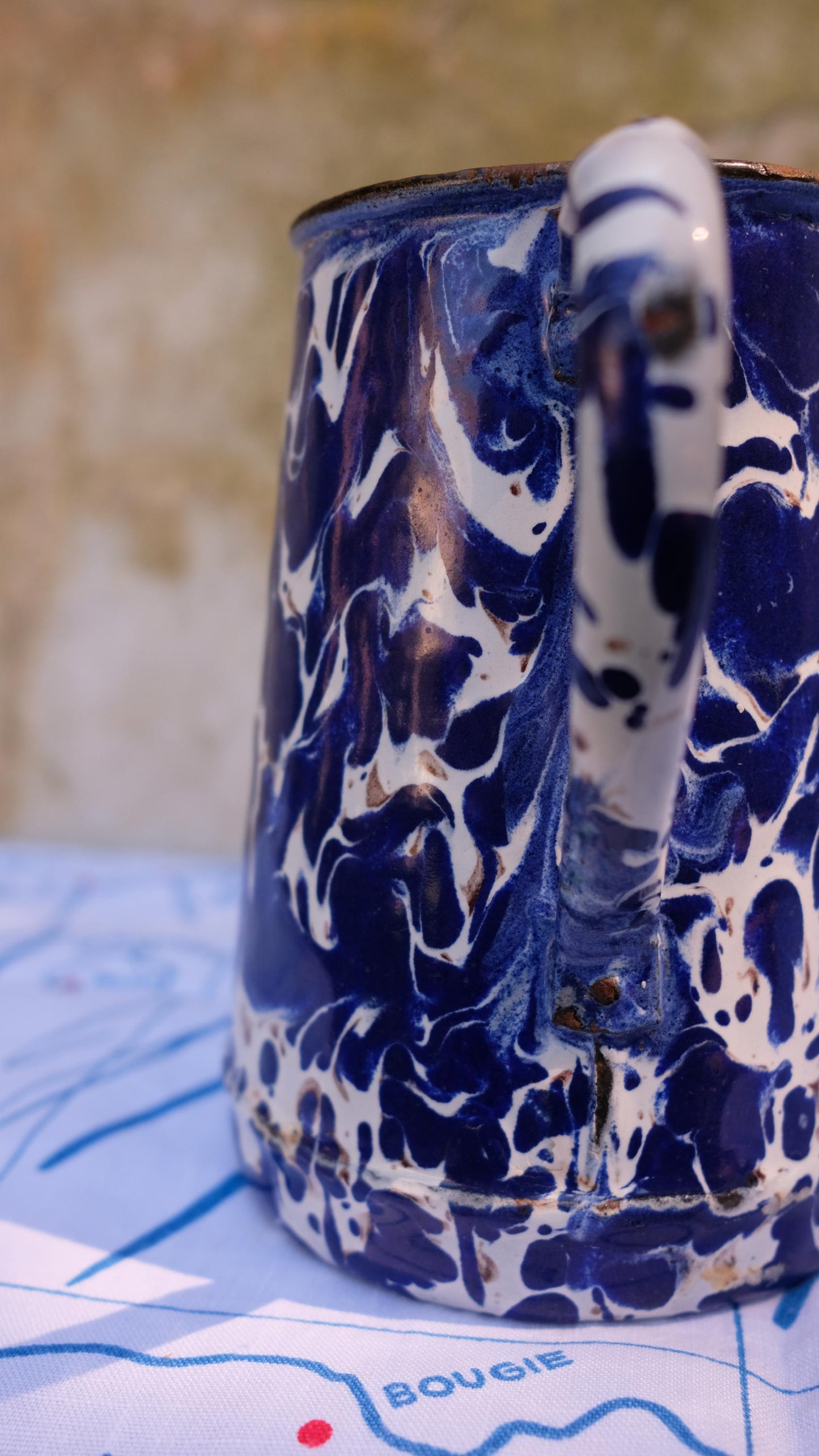 Pichet en tôle émaillée vintage motif marbré
