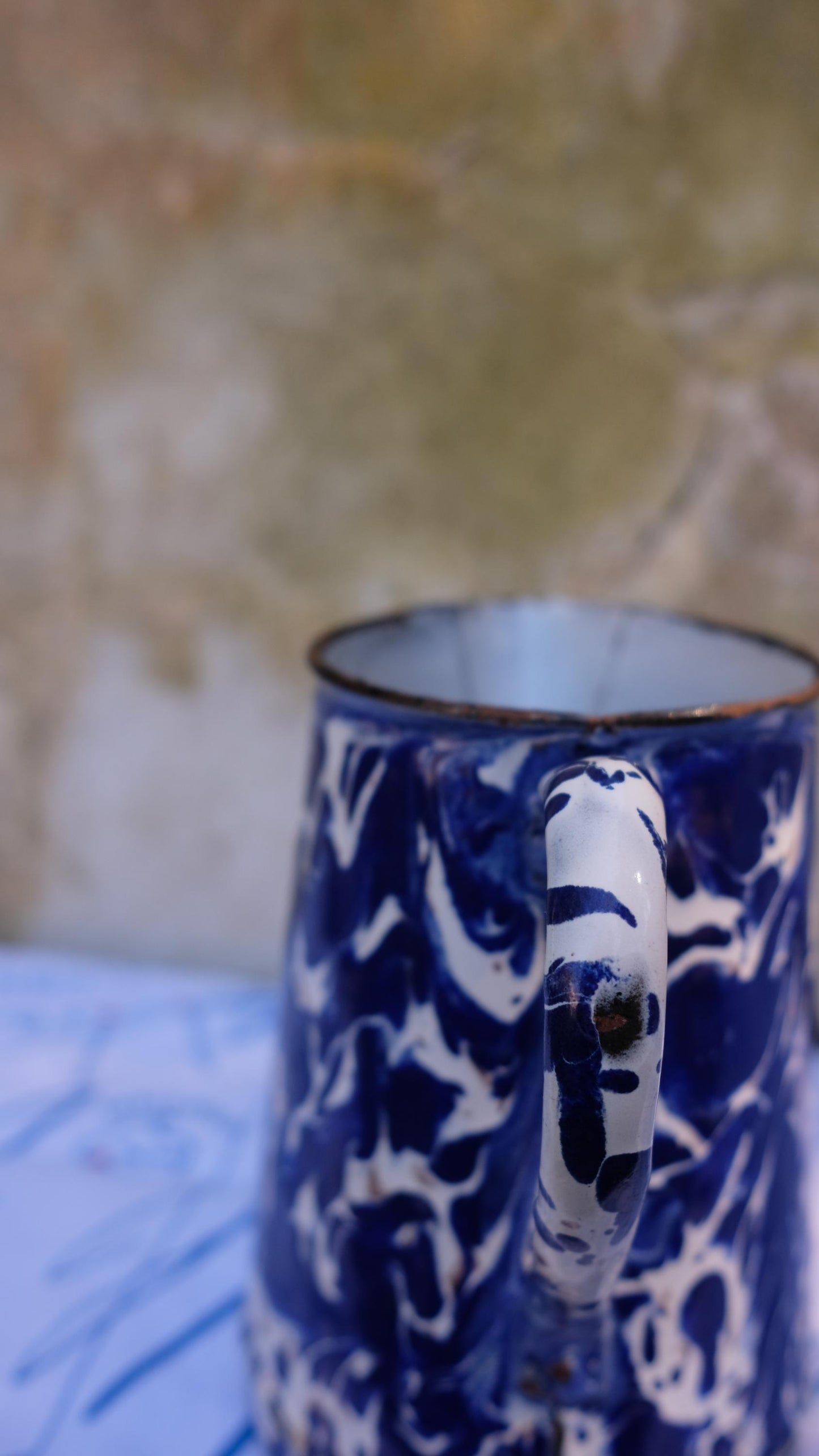Pichet en tôle émaillée vintage motif marbré