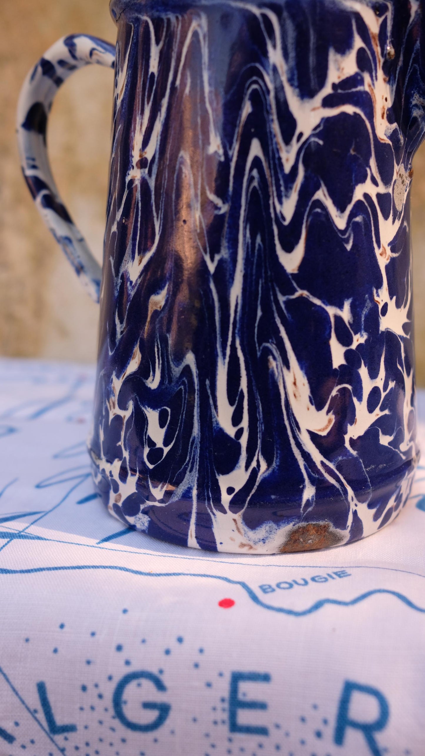 Pichet en tôle émaillée vintage motif marbré