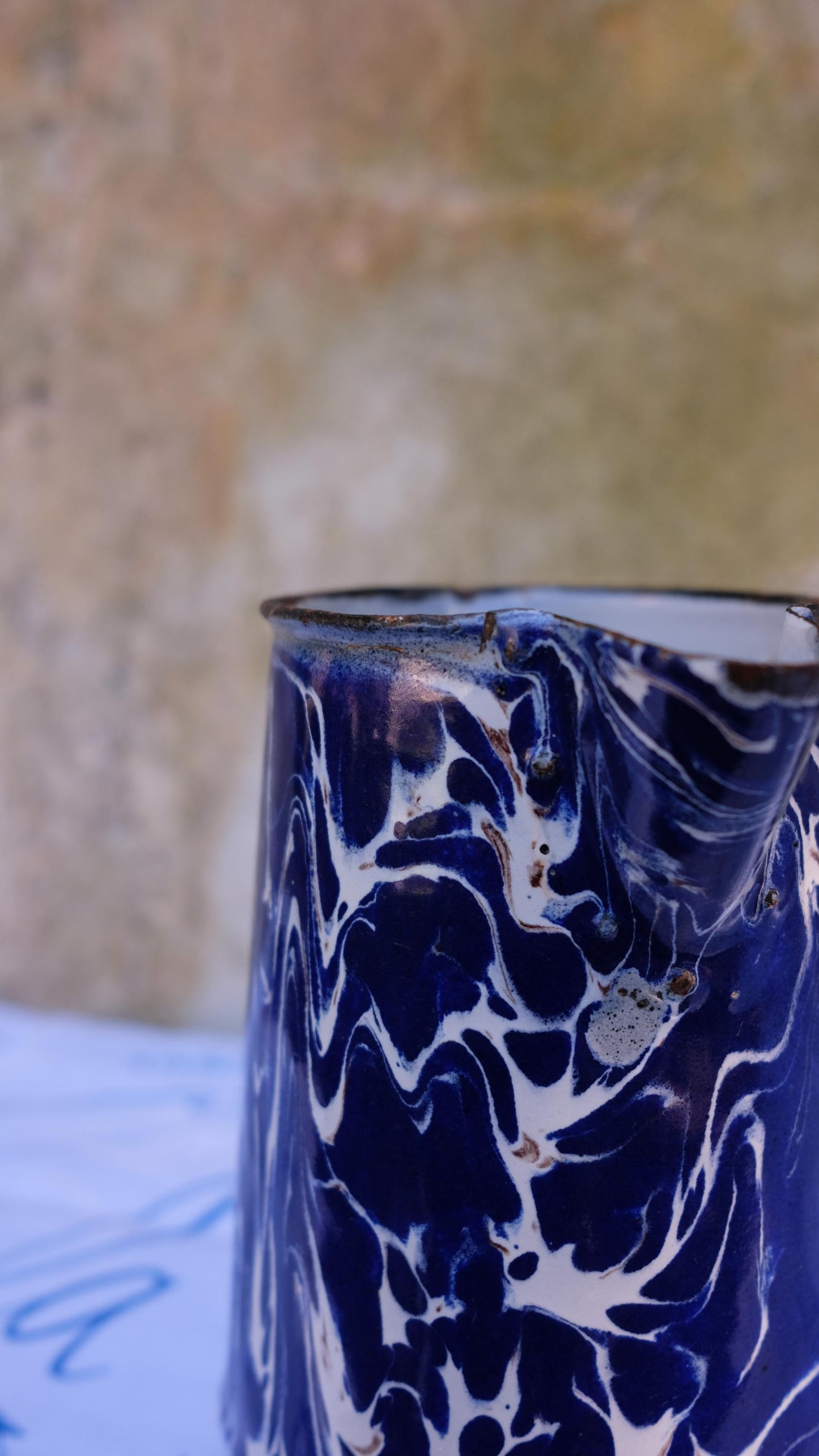 Pichet en tôle émaillée vintage motif marbré