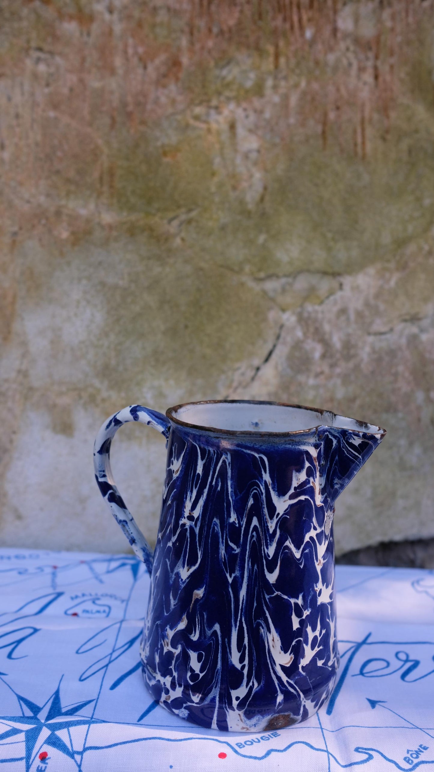 Pichet en tôle émaillée vintage motif marbré