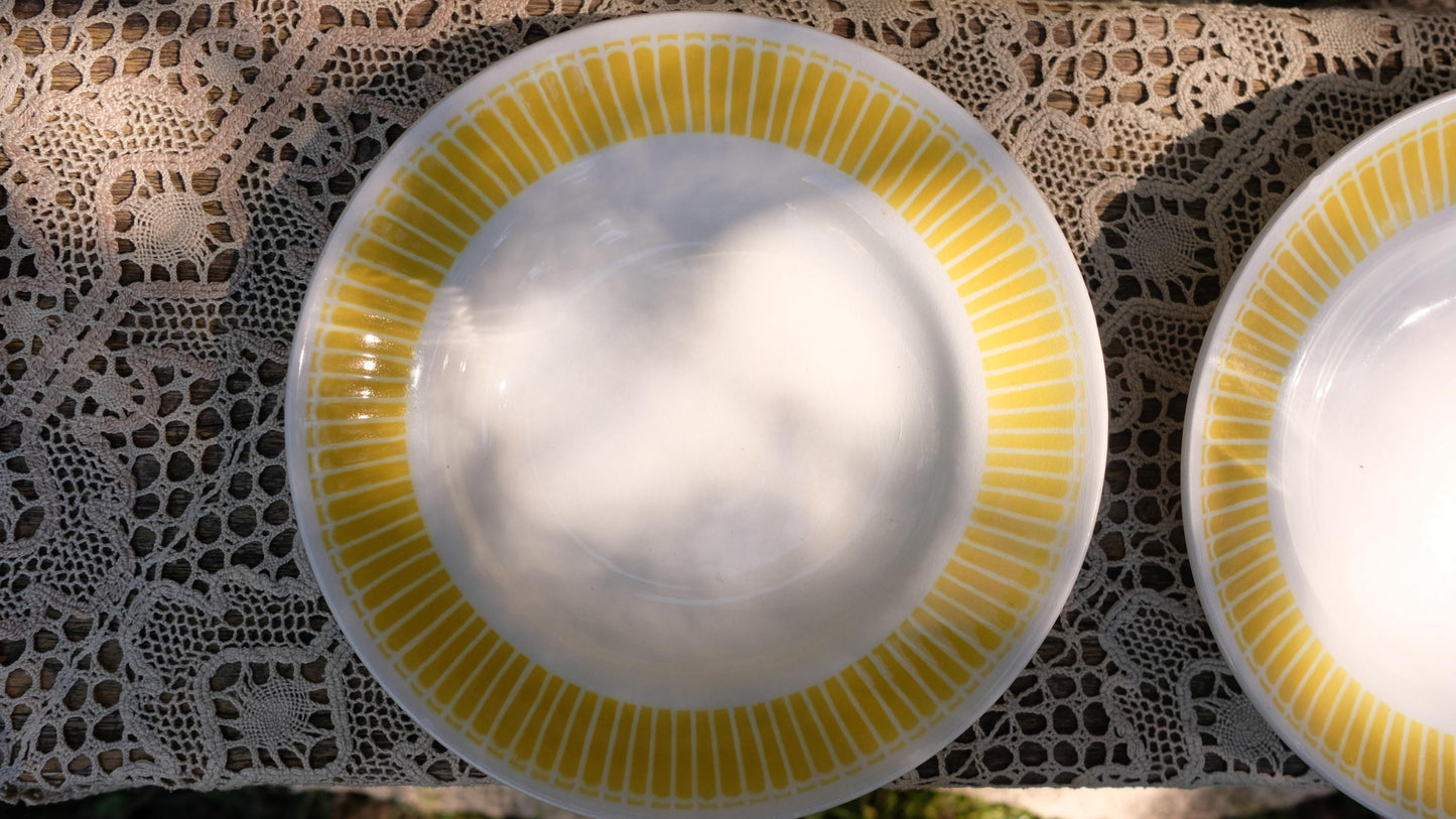 Lot de quatre assiettes en faïence jaune vintage style digoin