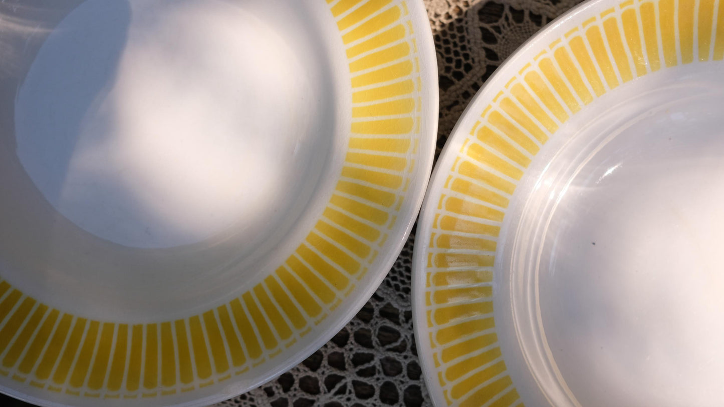 Lot de quatre assiettes en faïence jaune vintage style digoin