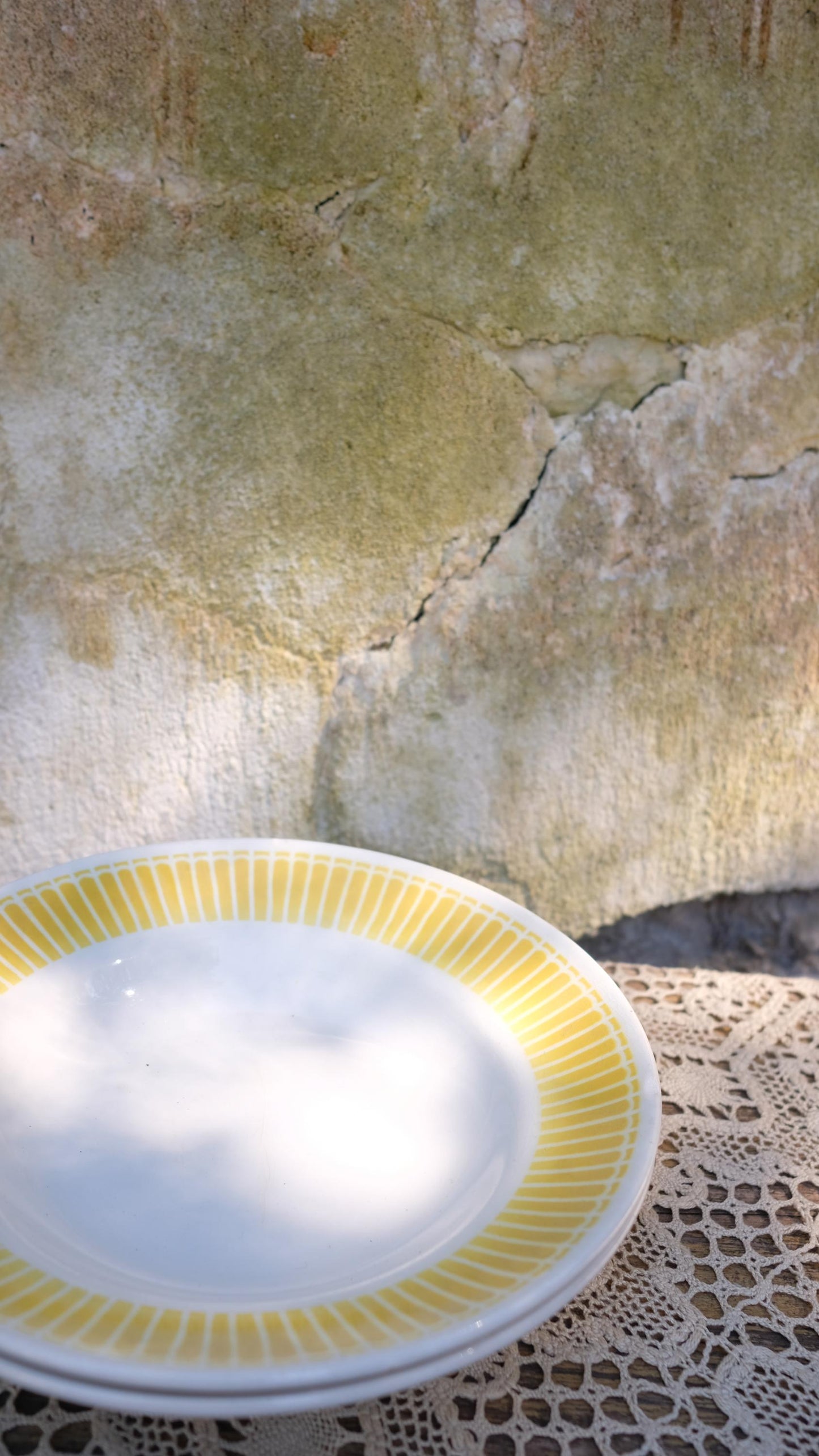 Lot de quatre assiettes en faïence jaune vintage style digoin