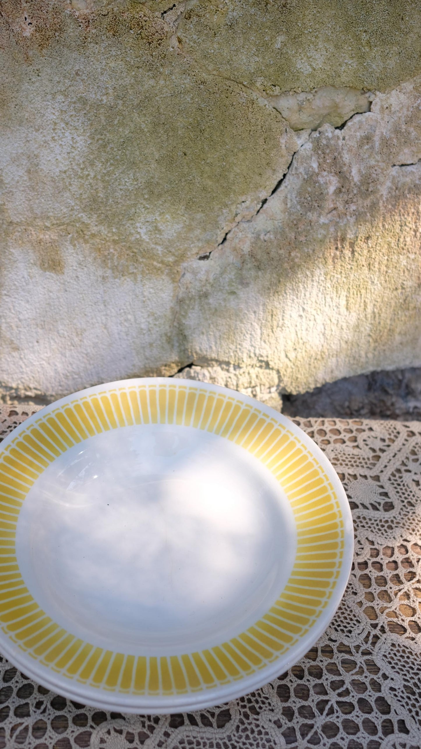 Lot de quatre assiettes en faïence jaune vintage style digoin