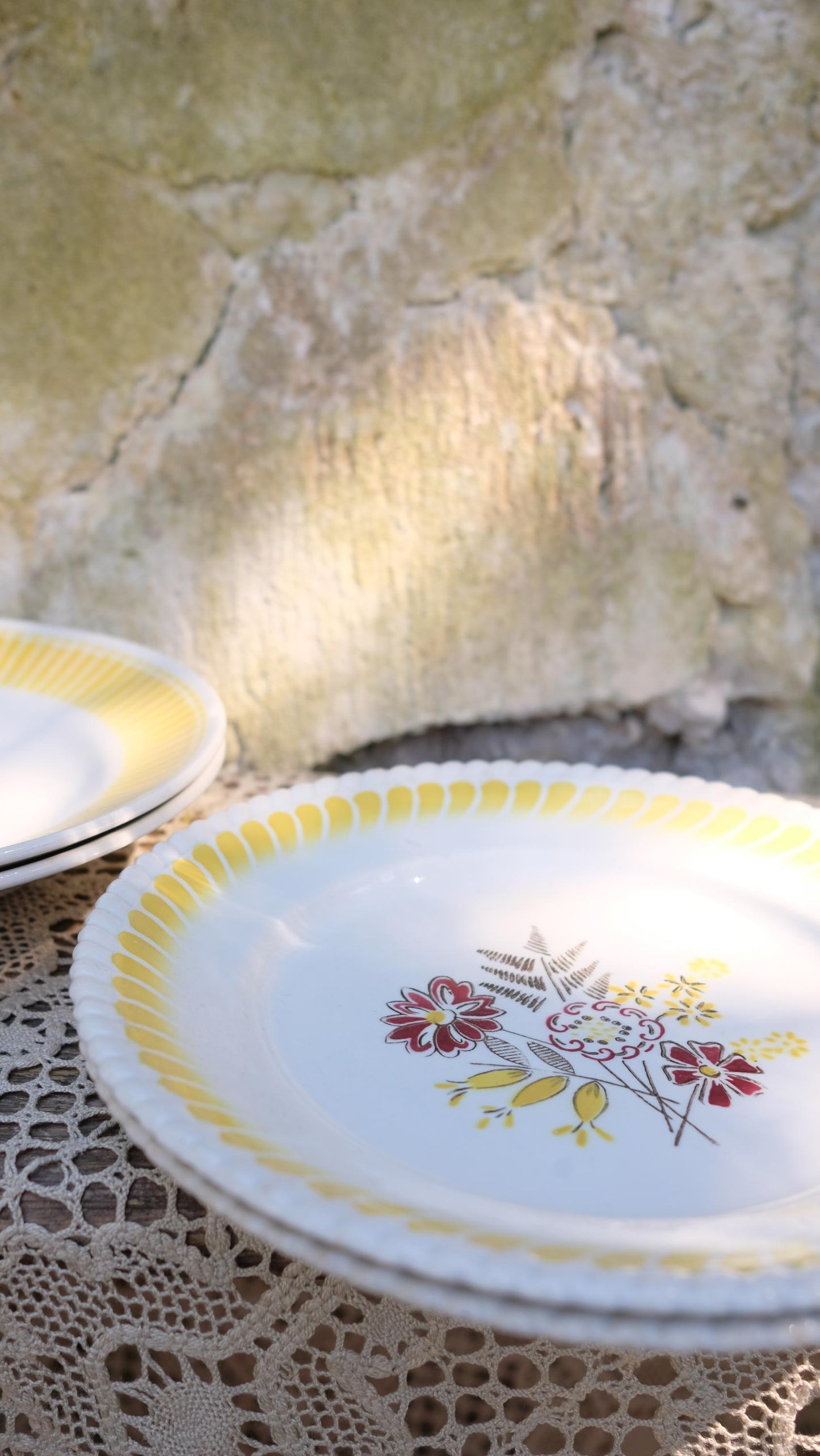 Lot de quatre assiettes en faïence jaune vintage style digoin
