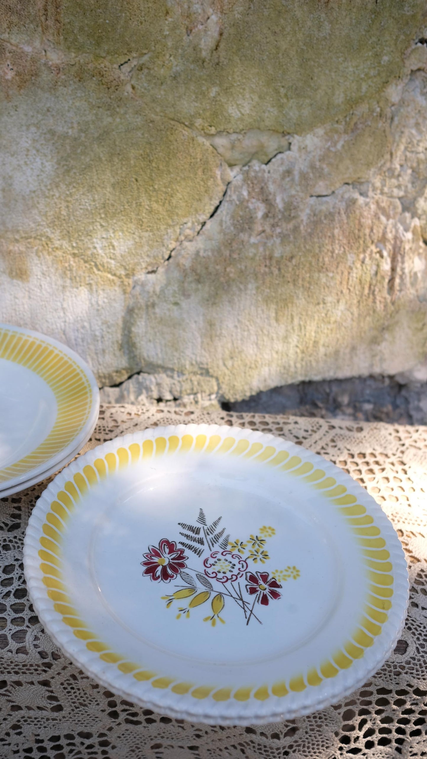 Lot de quatre assiettes en faïence jaune vintage style digoin