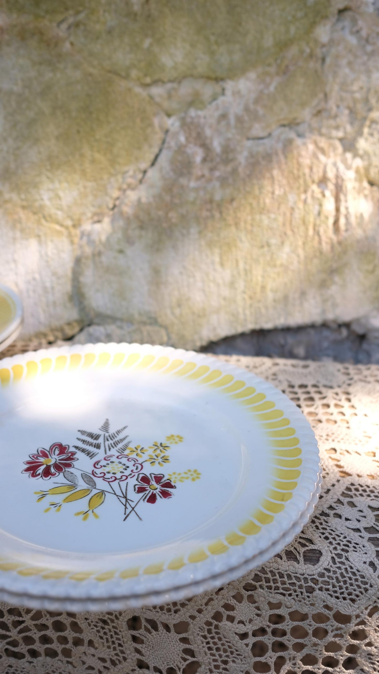 Lot de quatre assiettes en faïence jaune vintage style digoin
