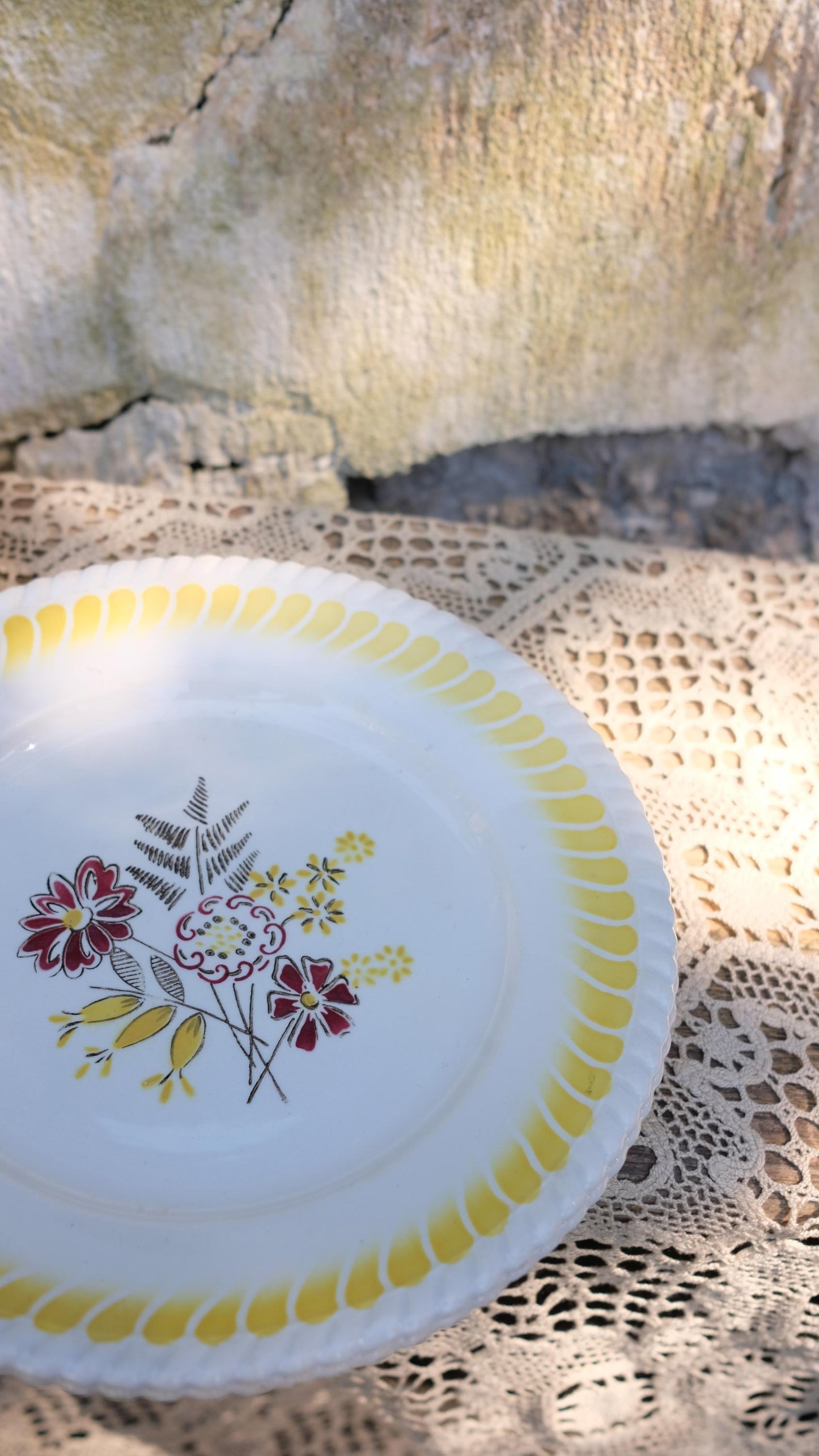 Lot de quatre assiettes en faïence jaune vintage style digoin