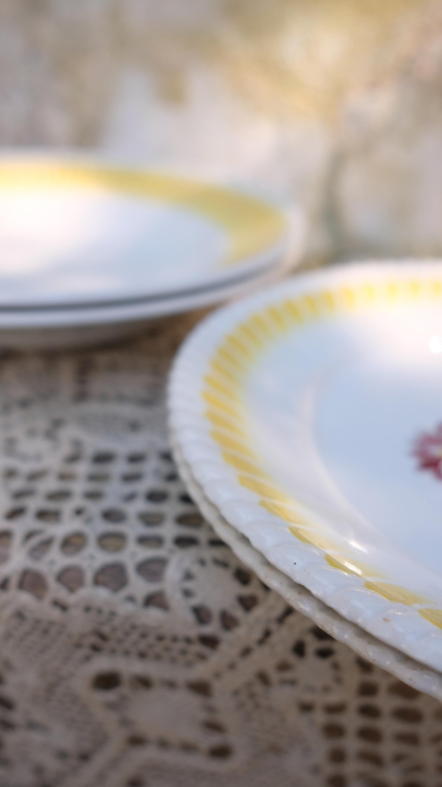 Lot de quatre assiettes en faïence jaune vintage style digoin