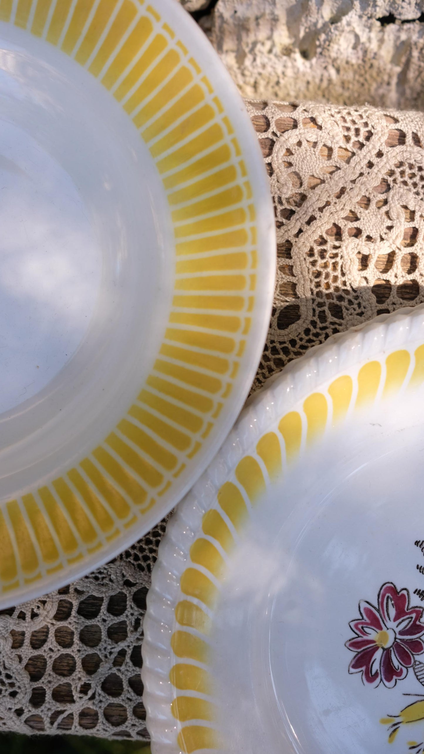 Lot de quatre assiettes en faïence jaune vintage style digoin
