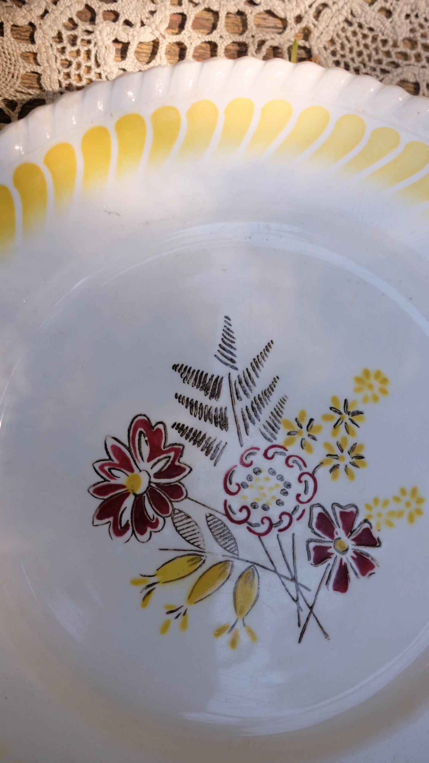 Lot de quatre assiettes en faïence jaune vintage style digoin