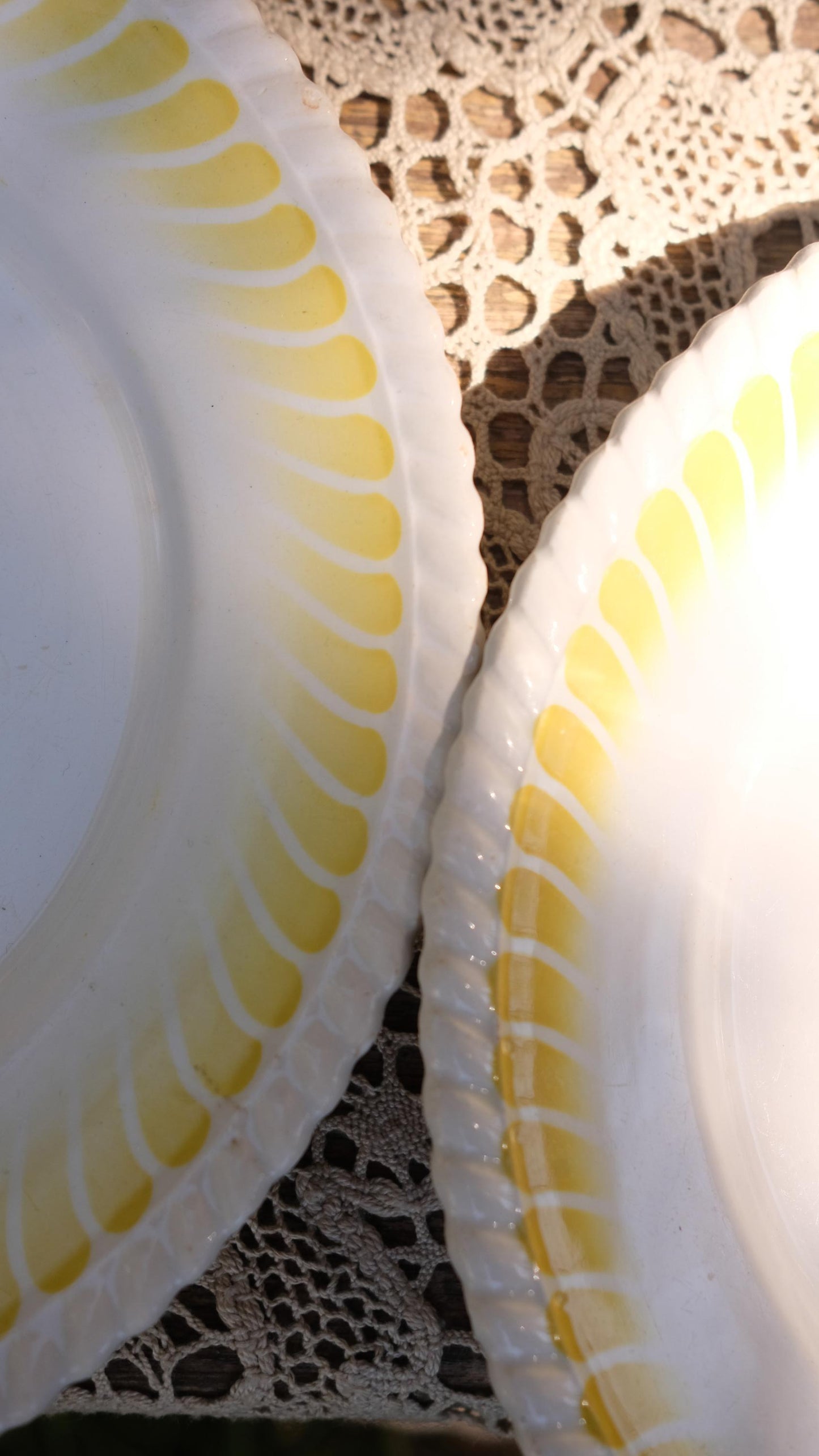 Lot de quatre assiettes en faïence jaune vintage style digoin