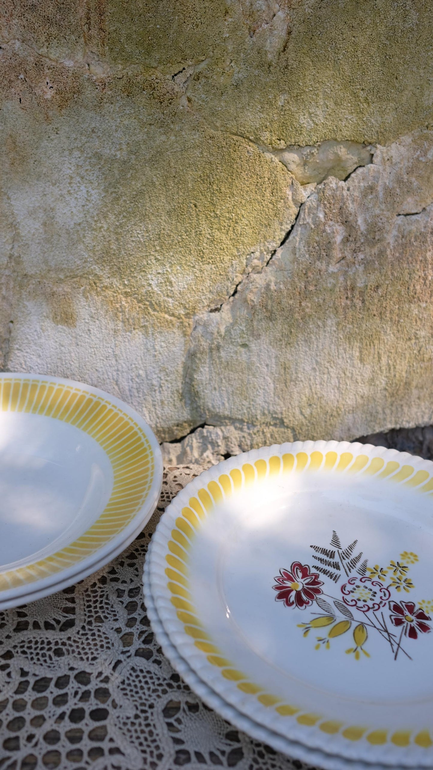 Lot de quatre assiettes en faïence jaune vintage style digoin