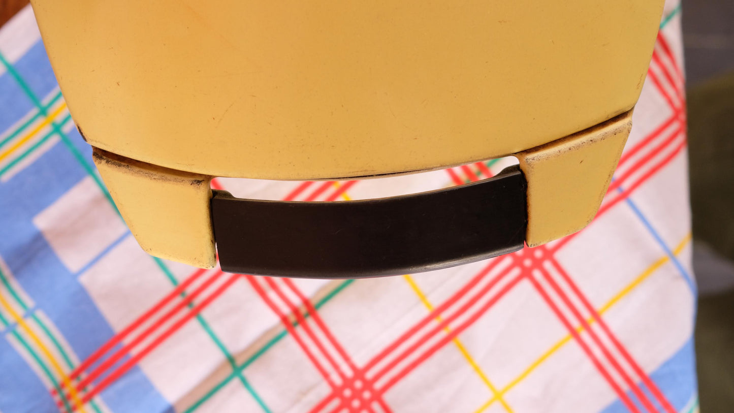 Cocotte en fonte le creuset vintage désigné par Raymond Loewy