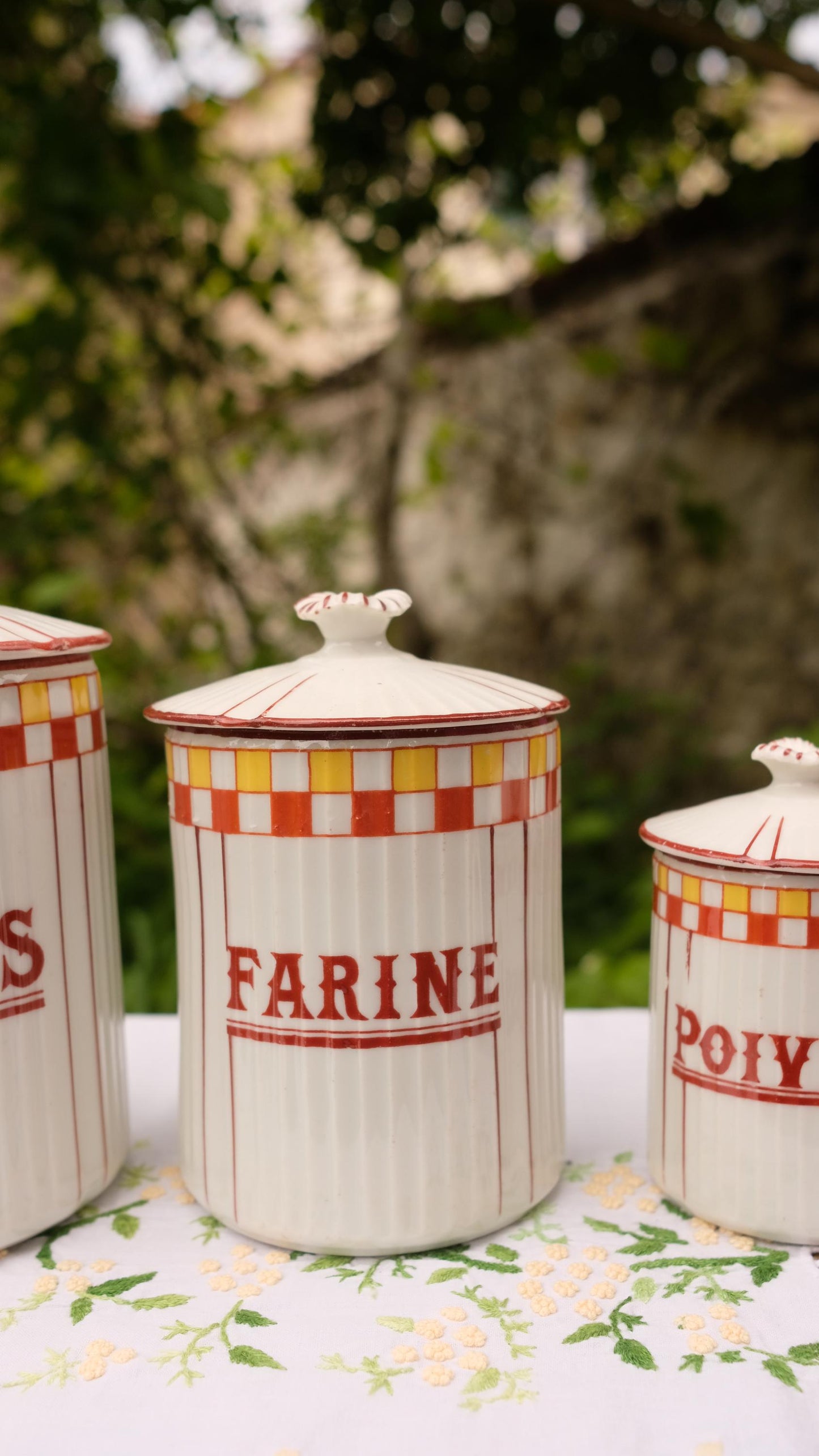 Lot de trois pots à épices en céramique vintage