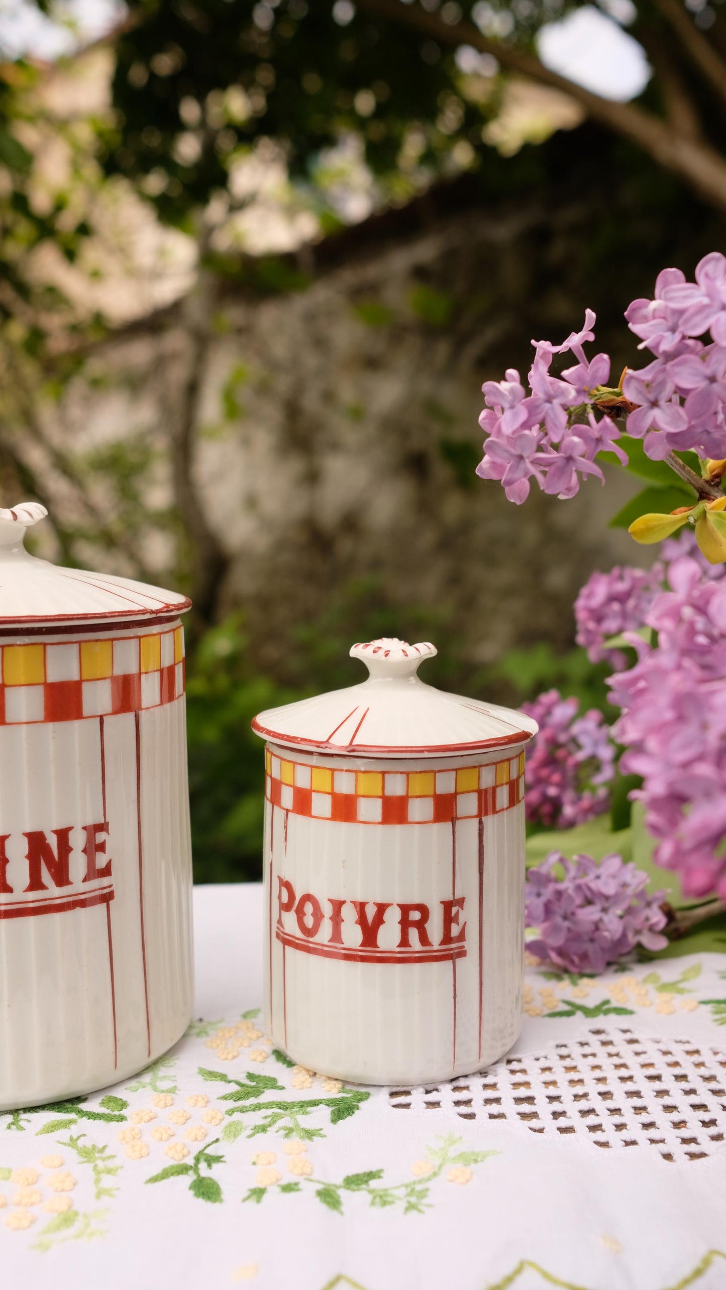 Lot de trois pots à épices en céramique vintage