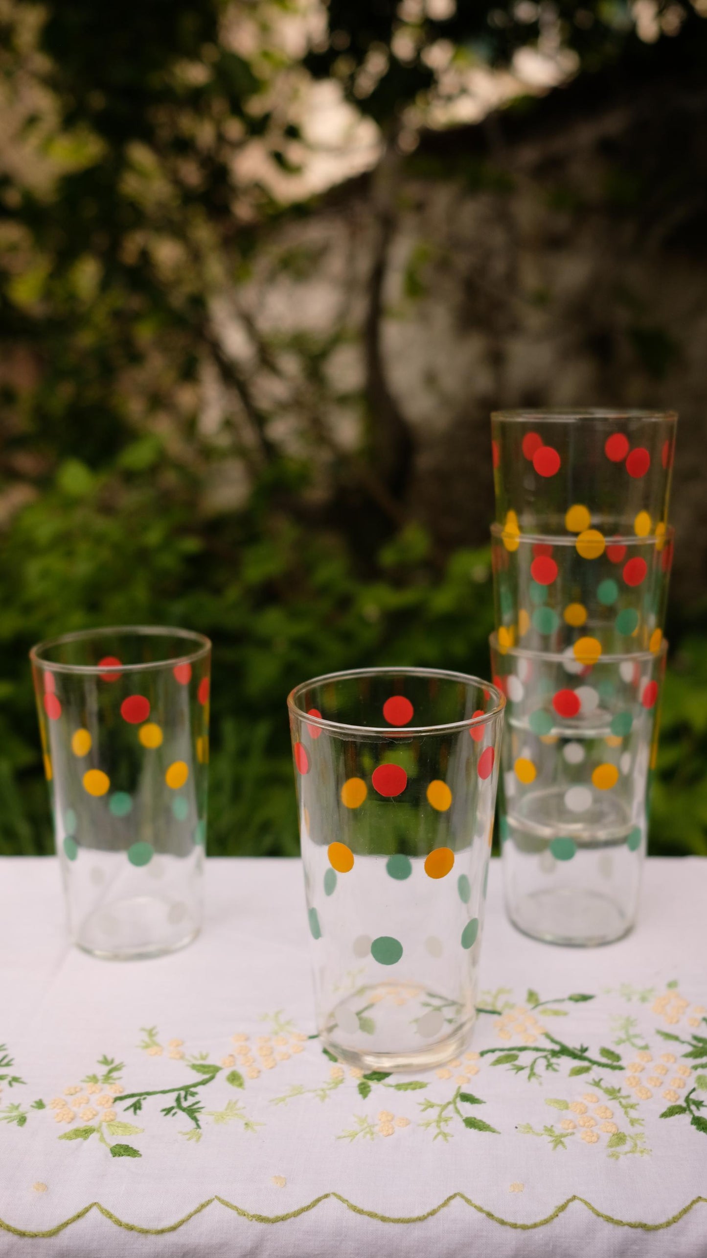 Lot de cinq verres vintage motif confettis