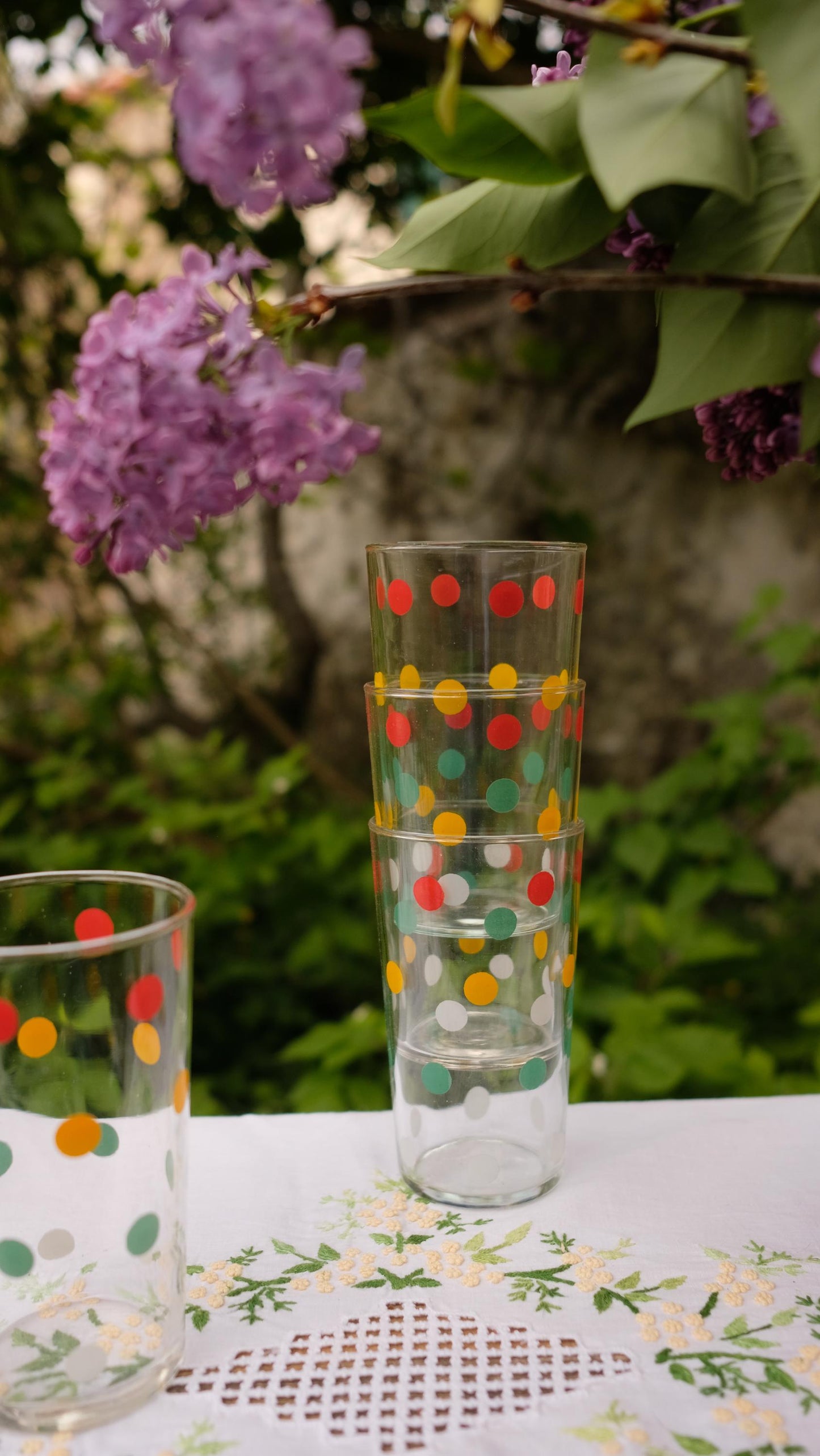Lot de cinq verres vintage motif confettis