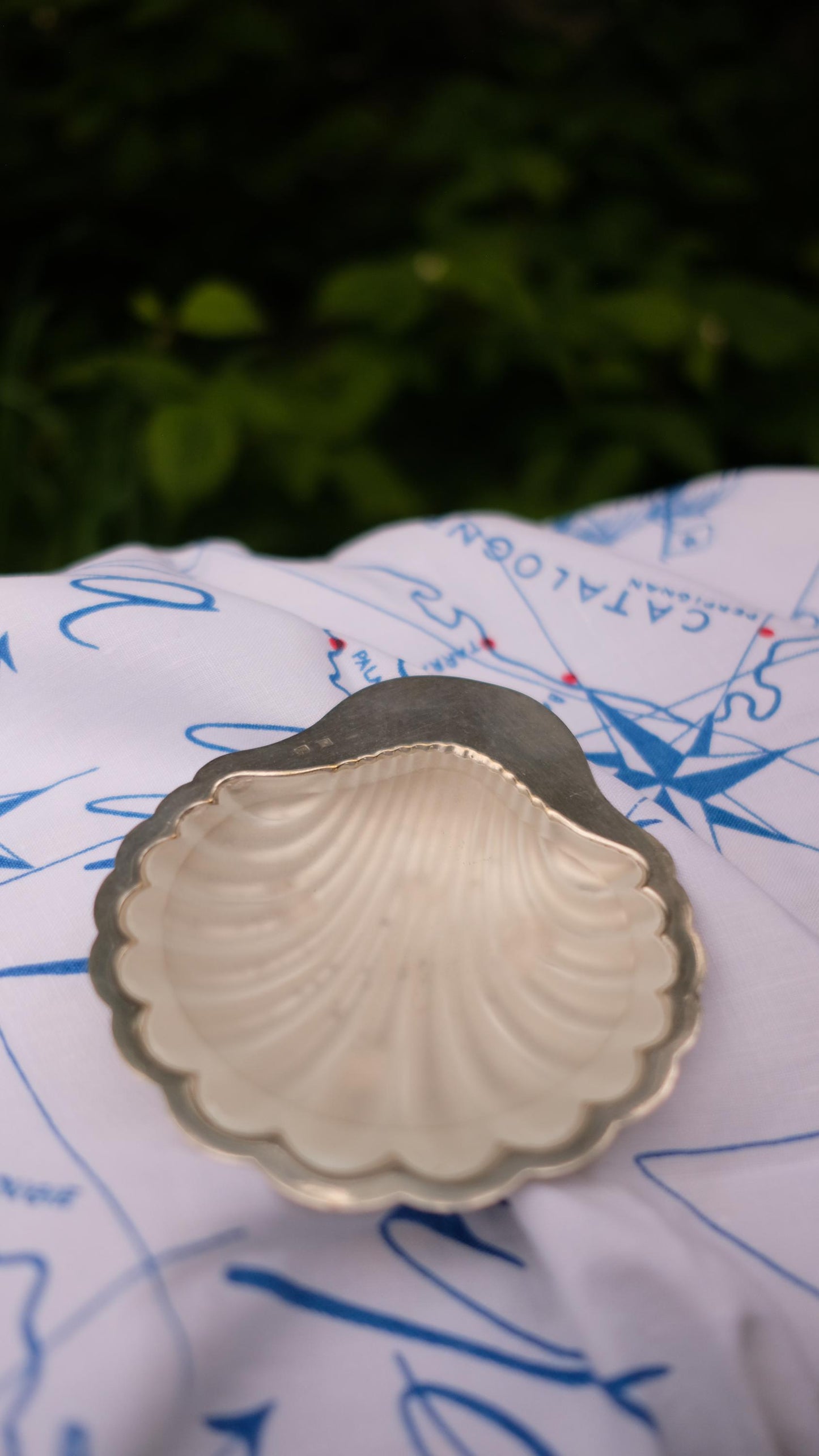 Beurrier coquille vintage en métal argenté et verre givré