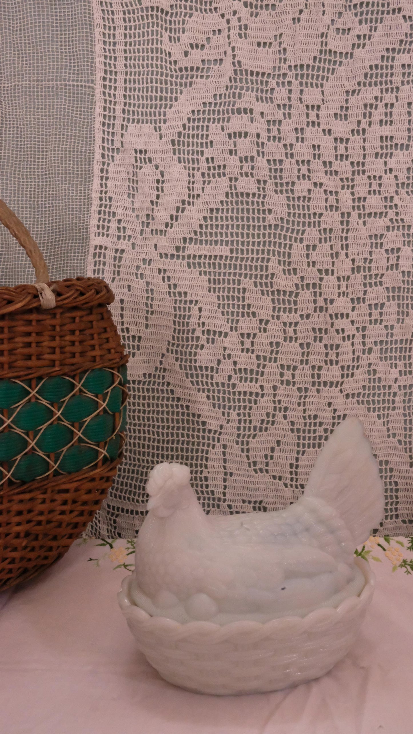 Grosse poule dans son nid en opaline de foire vintage